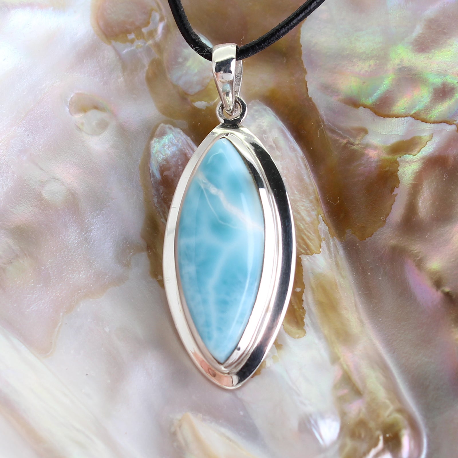 Larimar Anhänger Kettenanhänger 925 Silber Schmuck Halskettenanhänger Kettenschmuck Stein Trommelstein Rohstein Rohstück Edelstein Heilstein Lochstein Schmuck Naturstein Halsschmuck Silberschmuck Dekostein Dekostück Collier Halskette Schmuckstein Schmuckanhänger Glücksstein Schutzstein