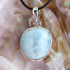 Larimar Anhänger Kettenanhänger 925 Silber Schmuck Halskettenanhänger Kettenschmuck Stein Trommelstein Rohstein Rohstück Edelstein Heilstein Lochstein Schmuck Naturstein Halsschmuck Silberschmuck Dekostein Dekostück Collier Halskette Schmuckstein Schmuckanhänger Glücksstein Schutzstein