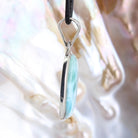 Larimar Anhänger Kettenanhänger 925 Silber Schmuck Halskettenanhänger Kettenschmuck Stein Trommelstein Rohstein Rohstück Edelstein Heilstein Lochstein Schmuck Naturstein Halsschmuck Silberschmuck Dekostein Dekostück Collier Halskette Schmuckstein Schmuckanhänger Glücksstein Schutzstein