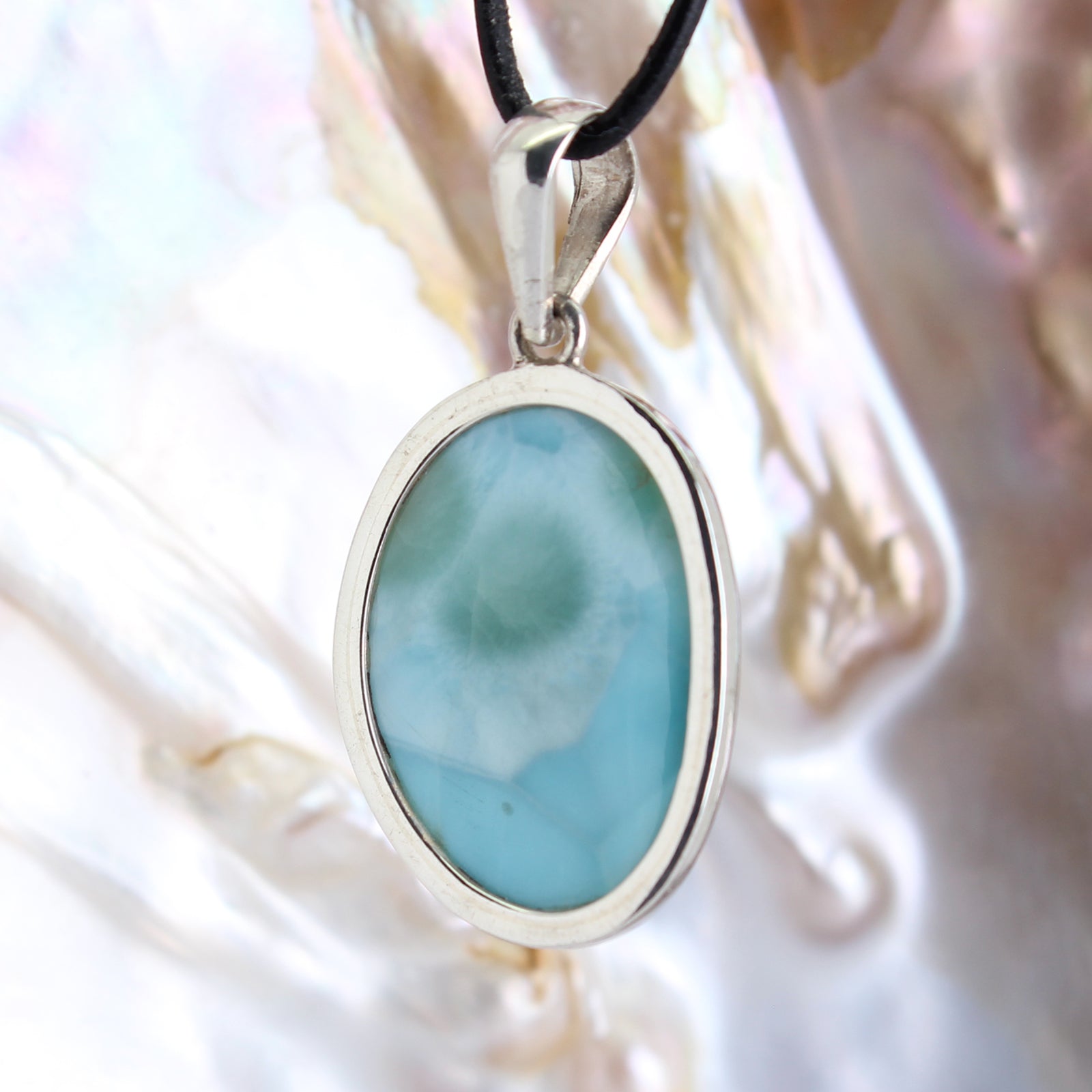 Larimar Anhänger Kettenanhänger 925 Silber Schmuck Halskettenanhänger Kettenschmuck Stein Trommelstein Rohstein Rohstück Edelstein Heilstein Lochstein Schmuck Naturstein Halsschmuck Silberschmuck Dekostein Dekostück Collier Halskette Schmuckstein Schmuckanhänger Glücksstein Schutzstein