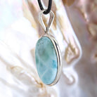 Larimar Anhänger Kettenanhänger 925 Silber Schmuck Halskettenanhänger Kettenschmuck Stein Trommelstein Rohstein Rohstück Edelstein Heilstein Lochstein Schmuck Naturstein Halsschmuck Silberschmuck Dekostein Dekostück Collier Halskette Schmuckstein Schmuckanhänger Glücksstein Schutzstein