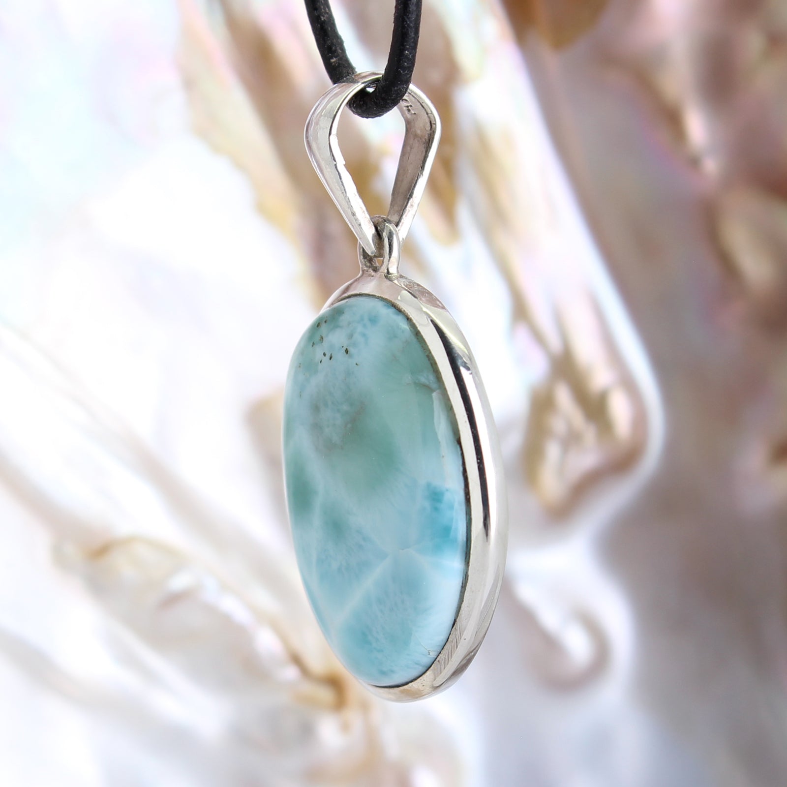 Larimar Anhänger Kettenanhänger 925 Silber Schmuck Halskettenanhänger Kettenschmuck Stein Trommelstein Rohstein Rohstück Edelstein Heilstein Lochstein Schmuck Naturstein Halsschmuck Silberschmuck Dekostein Dekostück Collier Halskette Schmuckstein Schmuckanhänger Glücksstein Schutzstein