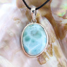 Larimar Anhänger Kettenanhänger 925 Silber Schmuck Halskettenanhänger Kettenschmuck Stein Trommelstein Rohstein Rohstück Edelstein Heilstein Lochstein Schmuck Naturstein Halsschmuck Silberschmuck Dekostein Dekostück Collier Halskette Schmuckstein Schmuckanhänger Glücksstein Schutzstein