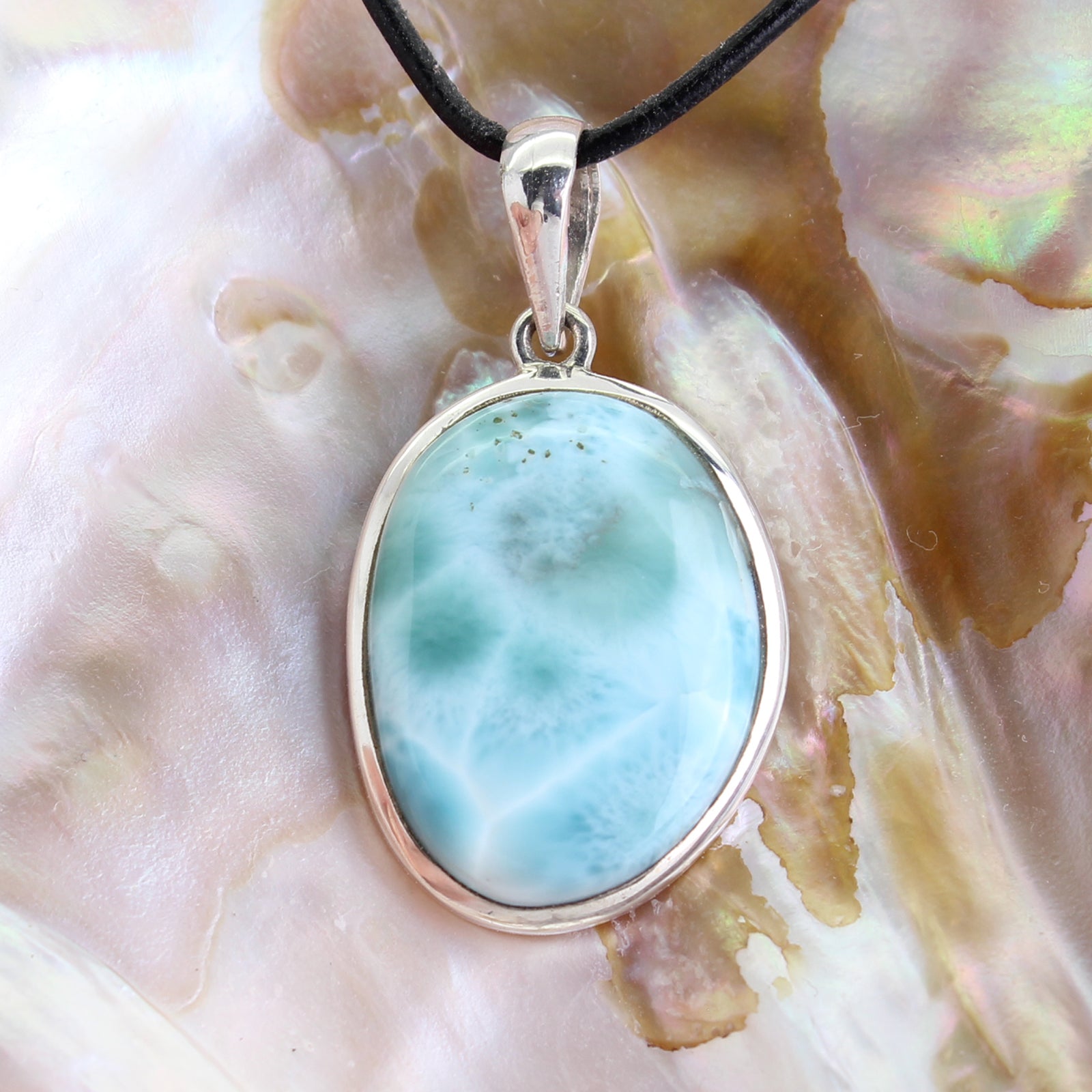 Larimar Anhänger Kettenanhänger 925 Silber Schmuck Halskettenanhänger Kettenschmuck Stein Trommelstein Rohstein Rohstück Edelstein Heilstein Lochstein Schmuck Naturstein Halsschmuck Silberschmuck Dekostein Dekostück Collier Halskette Schmuckstein Schmuckanhänger Glücksstein Schutzstein