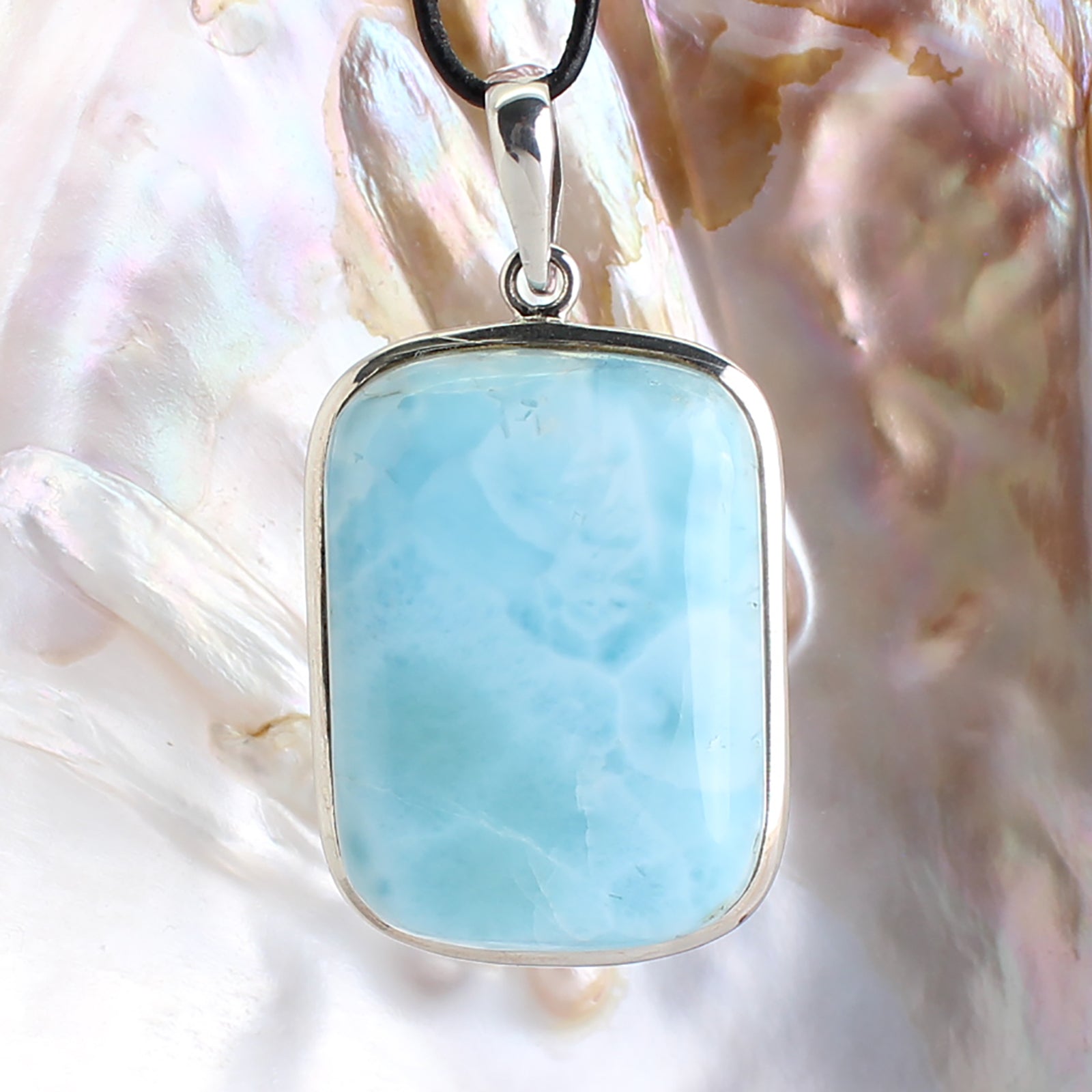 Larimar Anhänger Kettenanhänger 925 Silber Schmuck Halskettenanhänger Kettenschmuck Stein Trommelstein Rohstein Rohstück Edelstein Heilstein Lochstein Schmuck Naturstein Halsschmuck Silberschmuck Dekostein Dekostück Collier Halskette Schmuckstein Schmuckanhänger Glücksstein Schutzstein