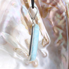 Larimar Anhänger Kettenanhänger 925 Silber Schmuck Halskettenanhänger Kettenschmuck Stein Trommelstein Rohstein Rohstück Edelstein Heilstein Lochstein Schmuck Naturstein Halsschmuck Silberschmuck Dekostein Dekostück Collier Halskette Schmuckstein Schmuckanhänger Glücksstein Schutzstein