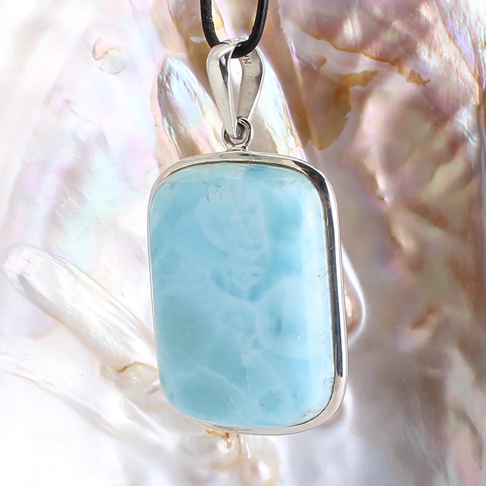 Larimar Anhänger Kettenanhänger 925 Silber Schmuck Halskettenanhänger Kettenschmuck Stein Trommelstein Rohstein Rohstück Edelstein Heilstein Lochstein Schmuck Naturstein Halsschmuck Silberschmuck Dekostein Dekostück Collier Halskette Schmuckstein Schmuckanhänger Glücksstein Schutzstein