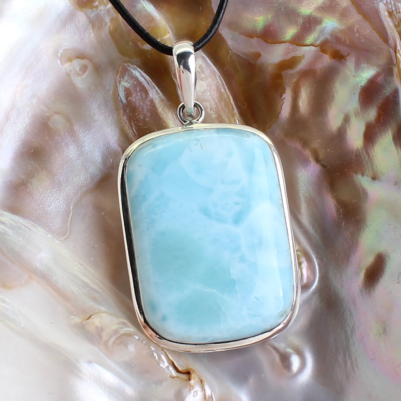 Larimar Anhänger Kettenanhänger 925 Silber Schmuck Halskettenanhänger Kettenschmuck Stein Trommelstein Rohstein Rohstück Edelstein Heilstein Lochstein Schmuck Naturstein Halsschmuck Silberschmuck Dekostein Dekostück Collier Halskette Schmuckstein Schmuckanhänger Glücksstein Schutzstein
