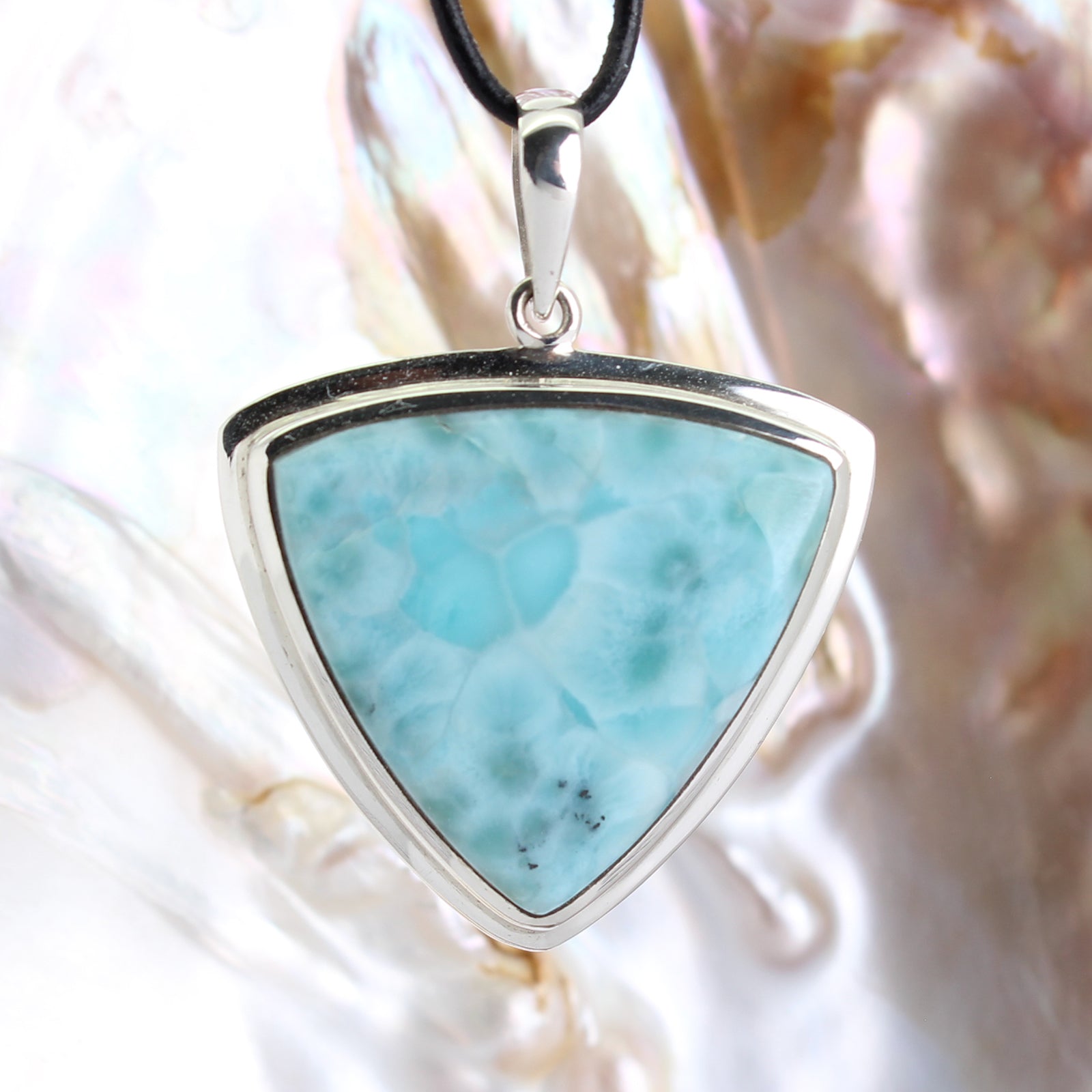 Larimar Anhänger Kettenanhänger 925er Silber Schmuck Halskettenanhänger Kettenschmuck Stein Trommelstein Rohstein Rohstück Edelstein Heilstein Lochstein Schmuck Naturstein Halsschmuck Silberschmuck Dekostein Dekostück Collier Halskette Schmuckstein Schmuckanhänger Glücksstein Schutzstein