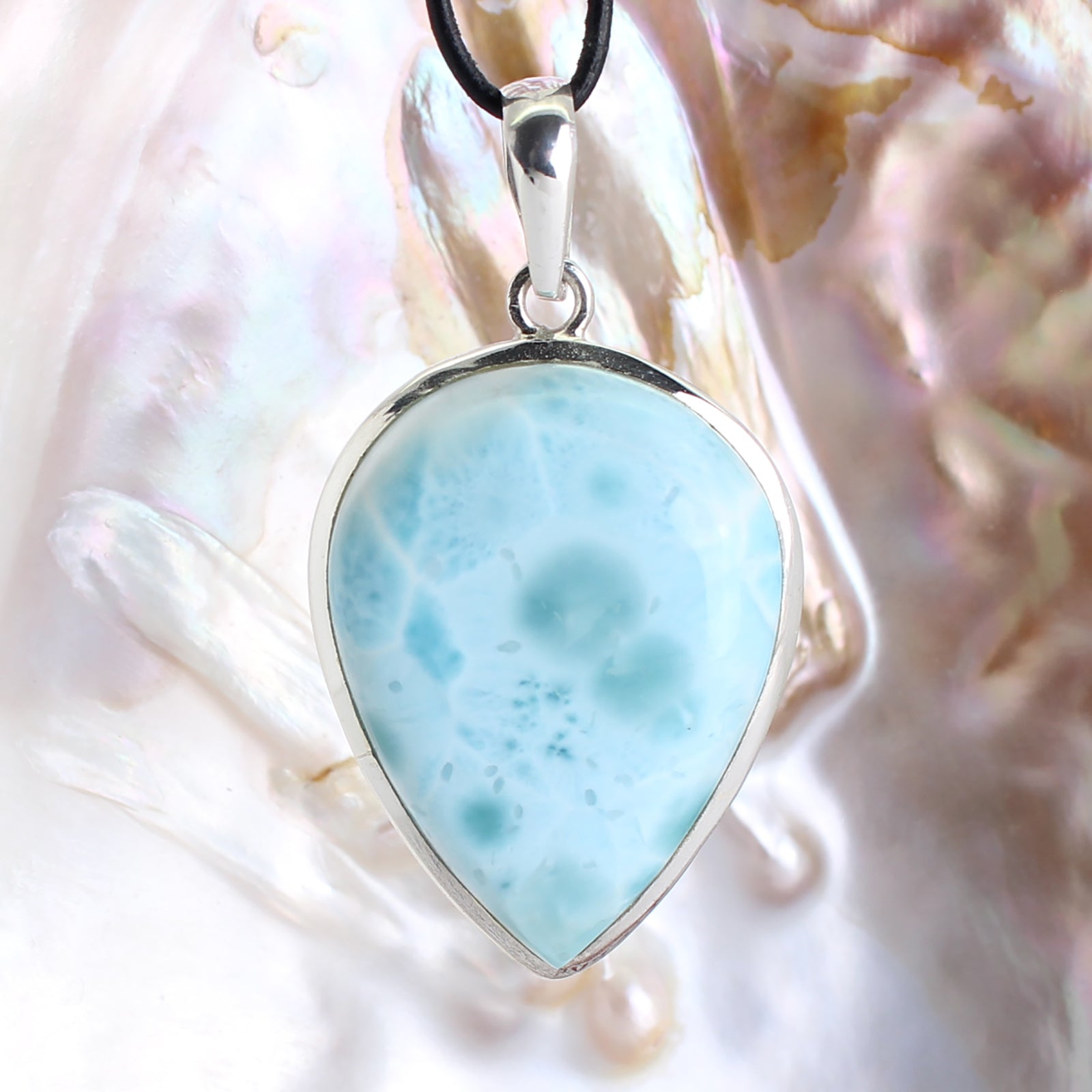 Larimar Anhänger Kettenanhänger 925er Silber Schmuck Halskettenanhänger Kettenschmuck Stein Trommelstein Rohstein Rohstück Edelstein Heilstein Lochstein Schmuck Naturstein Halsschmuck Silberschmuck Dekostein Dekostück Collier Halskette Schmuckstein Schmuckanhänger Glücksstein Schutzstein