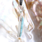 Larimar Anhänger Kettenanhänger 925er Silber Schmuck Halskettenanhänger Kettenschmuck Stein Trommelstein Rohstein Rohstück Edelstein Heilstein Lochstein Schmuck Naturstein Halsschmuck Silberschmuck Dekostein Dekostück Collier Halskette Schmuckstein Schmuckanhänger Glücksstein Schutzstein