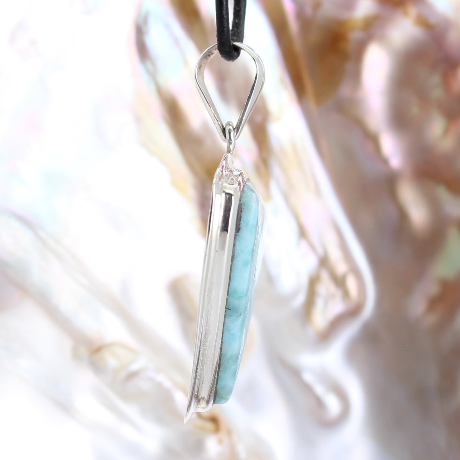 Larimar Anhänger Kettenanhänger 925er Silber Schmuck Halskettenanhänger Kettenschmuck Stein Trommelstein Rohstein Rohstück Edelstein Heilstein Lochstein Schmuck Naturstein Halsschmuck Silberschmuck Dekostein Dekostück Collier Halskette Schmuckstein Schmuckanhänger Glücksstein Schutzstein