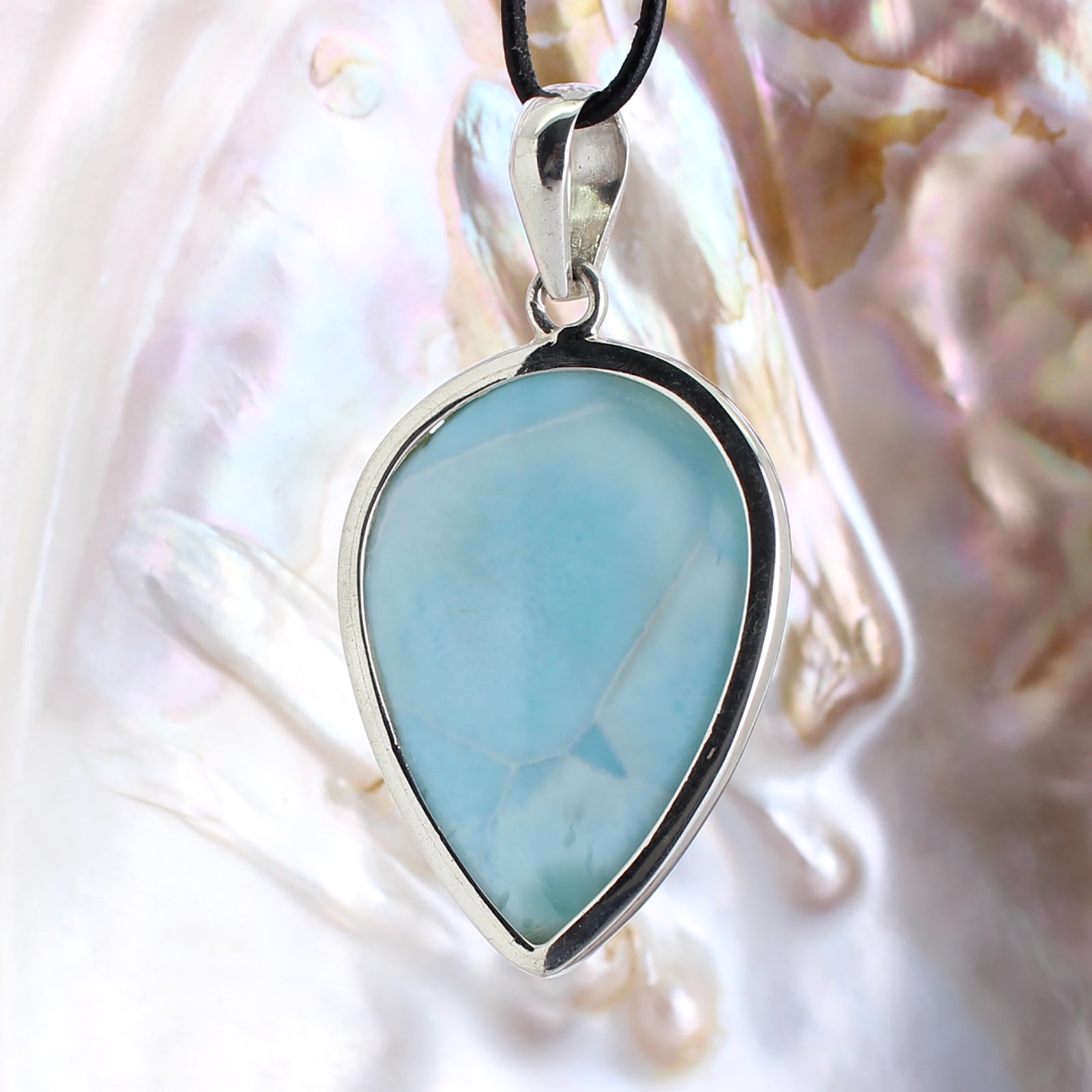 Larimar Anhänger Kettenanhänger 925er Silber Schmuck Halskettenanhänger Kettenschmuck Stein Trommelstein Rohstein Rohstück Edelstein Heilstein Lochstein Schmuck Naturstein Halsschmuck Silberschmuck Dekostein Dekostück Collier Halskette Schmuckstein Schmuckanhänger Glücksstein Schutzstein