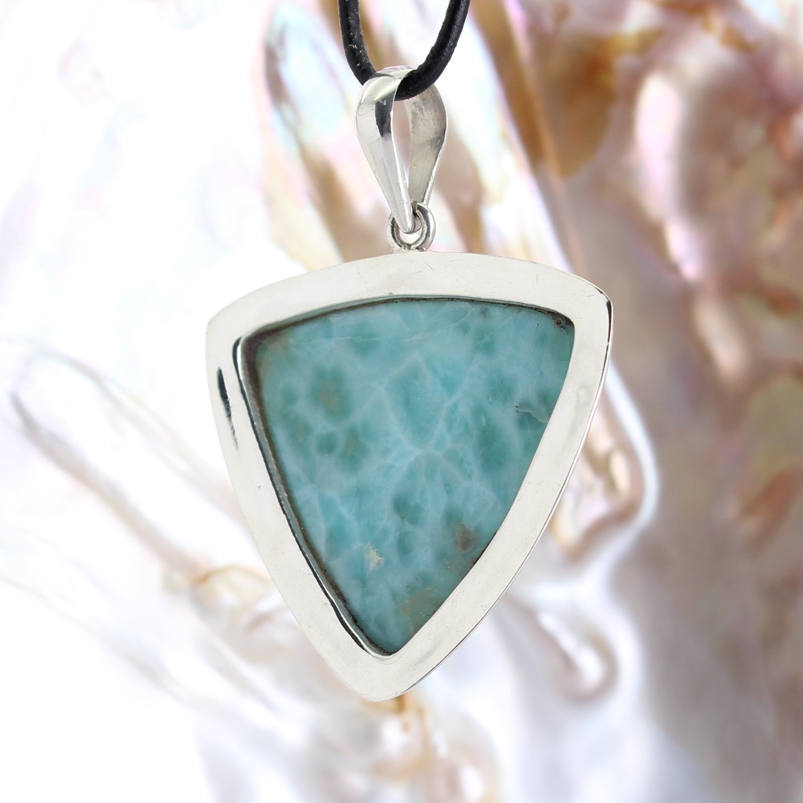 Larimar Anhänger Kettenanhänger 925er Silber Schmuck Halskettenanhänger Kettenschmuck Stein Trommelstein Rohstein Rohstück Edelstein Heilstein Lochstein Schmuck Naturstein Halsschmuck Silberschmuck Dekostein Dekostück Collier Halskette Schmuckstein Schmuckanhänger Glücksstein Schutzstein