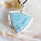Larimar Anhänger Kettenanhänger 925er Silber Schmuck Halskettenanhänger Kettenschmuck Stein Trommelstein Rohstein Rohstück Edelstein Heilstein Lochstein Schmuck Naturstein Halsschmuck Silberschmuck Dekostein Dekostück Collier Halskette Schmuckstein Schmuckanhänger Glücksstein Schutzstein