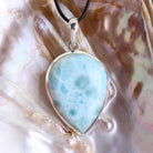 Larimar Anhänger Kettenanhänger 925er Silber Schmuck Halskettenanhänger Kettenschmuck Stein Trommelstein Rohstein Rohstück Edelstein Heilstein Lochstein Schmuck Naturstein Halsschmuck Silberschmuck Dekostein Dekostück Collier Halskette Schmuckstein Schmuckanhänger Glücksstein Schutzstein