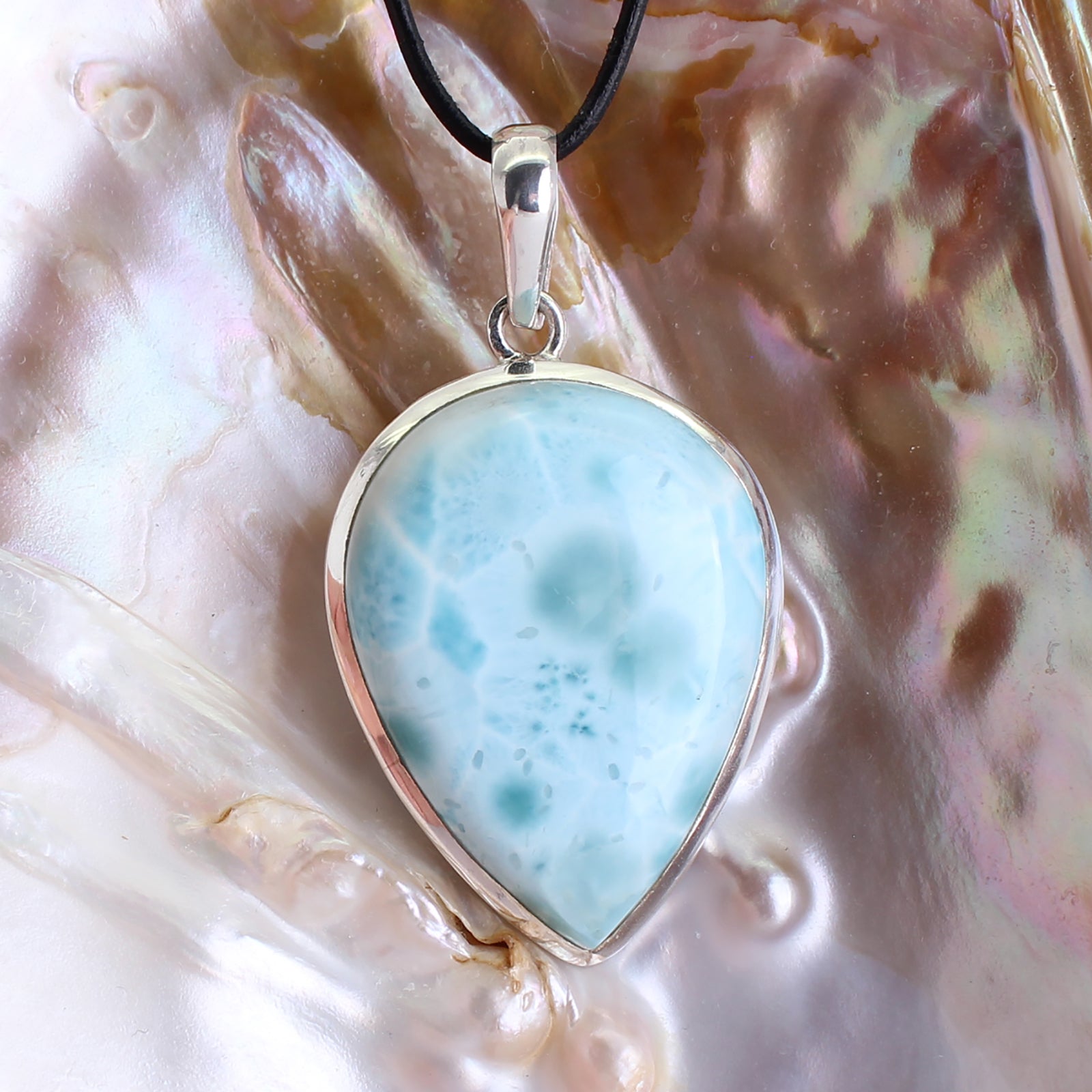 Larimar Anhänger Kettenanhänger 925er Silber Schmuck Halskettenanhänger Kettenschmuck Stein Trommelstein Rohstein Rohstück Edelstein Heilstein Lochstein Schmuck Naturstein Halsschmuck Silberschmuck Dekostein Dekostück Collier Halskette Schmuckstein Schmuckanhänger Glücksstein Schutzstein