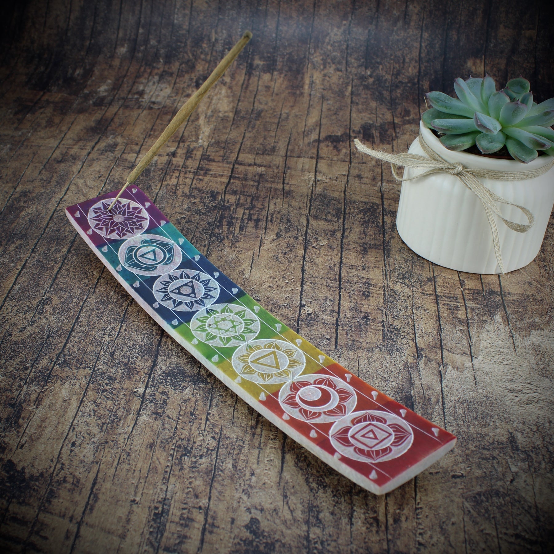 Budawi® Räucherstäbchenhalter aus Speckstein mit den 7 Chakren Chakra bunt