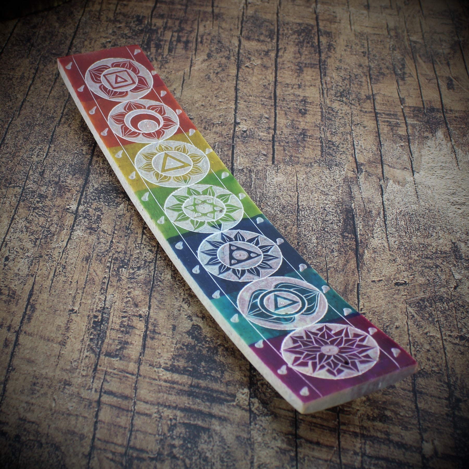 Budawi® Räucherstäbchenhalter aus Speckstein mit den 7 Chakren Chakra bunt