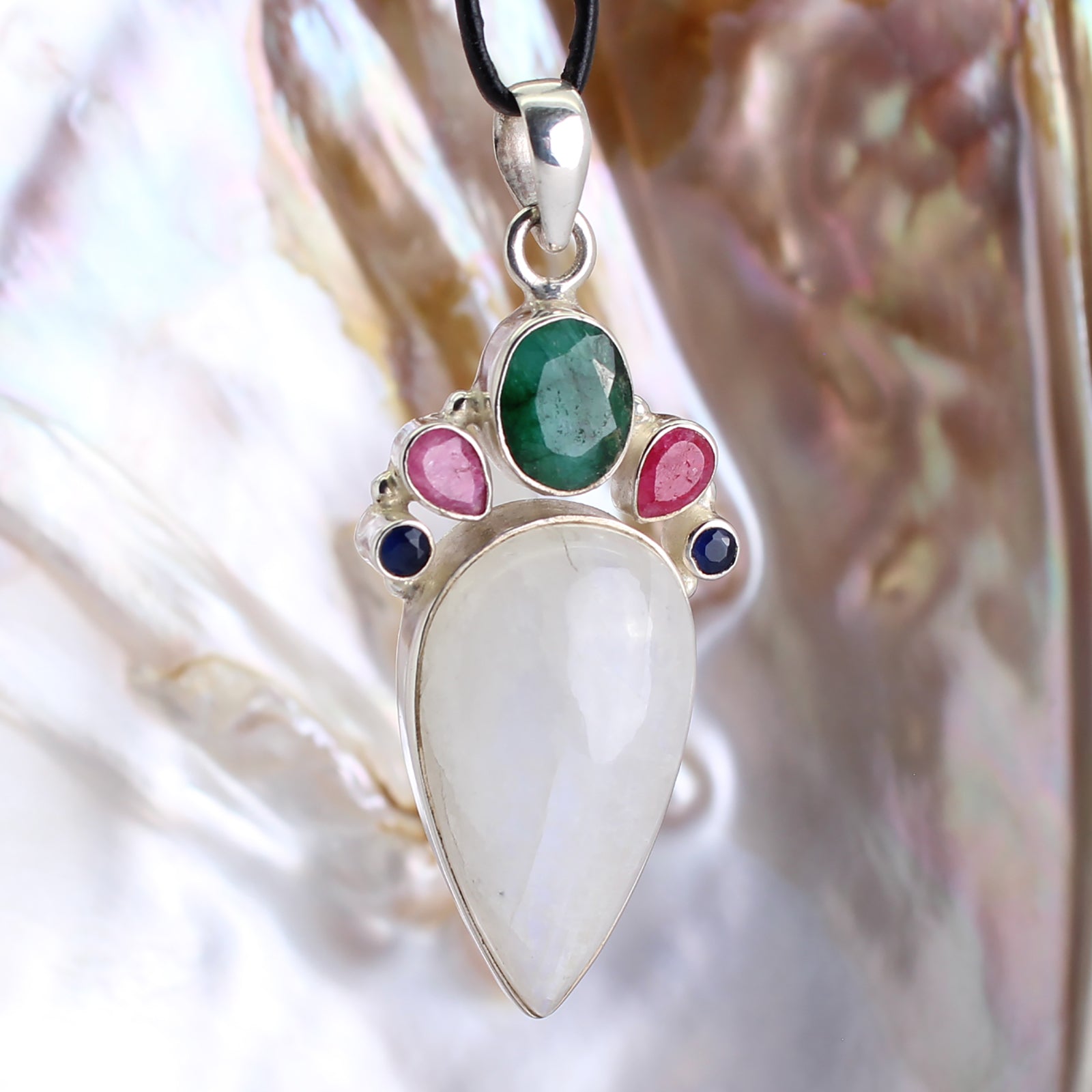 Regenbogenmondstein Smaragd Rubin Saphir Anhänger 925 Silber Halskettenanhänger Kettenschmuck Stein Trommelstein Rohstein Rohstück Edelstein Heilstein Lochstein Schmuck Naturstein Halsschmuck Silberschmuck Dekostein Dekostück Collier Halskette Schmuckstein Schmuckanhänger Glücksstein Schutzstein
