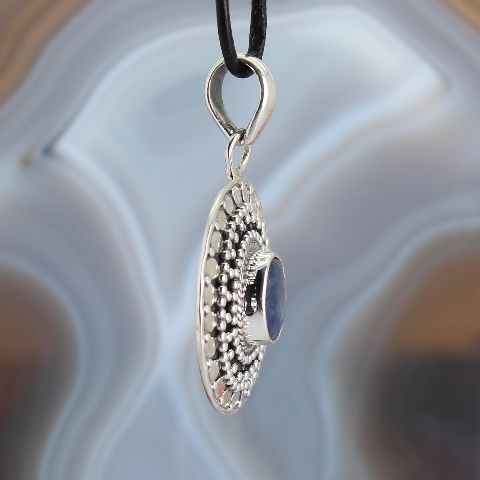 Saphir Anhänger Kettenanhänger facettiert 925er Silber Schmuck Halskettenanhänger Kettenschmuck Stein Trommelstein Anhänger Rohstein Rohstück Heilstein Edelstein Schmuckanhänger Silberschmuck Schmuckstein Halsschmuck Schmuck Schutzstein Naturstein Lochstein Glücksstein