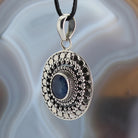 Saphir Anhänger Kettenanhänger facettiert 925er Silber Schmuck Halskettenanhänger Kettenschmuck Stein Trommelstein Anhänger Rohstein Rohstück Heilstein Edelstein Schmuckanhänger Silberschmuck Schmuckstein Halsschmuck Schmuck Schutzstein Naturstein Lochstein Glücksstein
