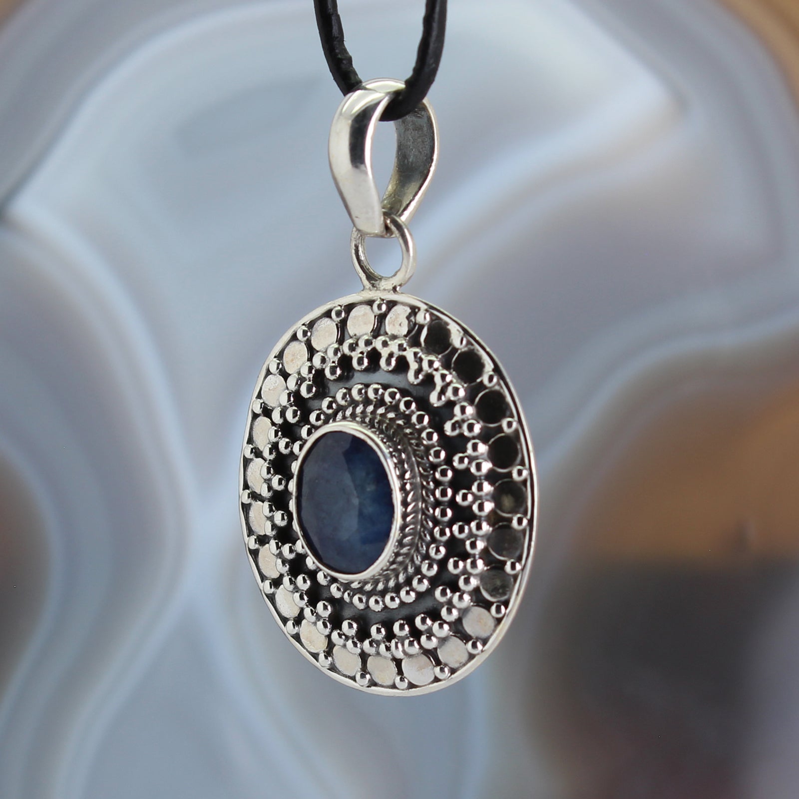 Saphir Anhänger Kettenanhänger facettiert 925er Silber Schmuck Halskettenanhänger Kettenschmuck Stein Trommelstein Anhänger Rohstein Rohstück Heilstein Edelstein Schmuckanhänger Silberschmuck Schmuckstein Halsschmuck Schmuck Schutzstein Naturstein Lochstein Glücksstein