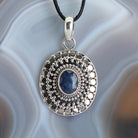 Saphir Anhänger Kettenanhänger facettiert 925er Silber Schmuck Halskettenanhänger Kettenschmuck Stein Trommelstein Anhänger Rohstein Rohstück Heilstein Edelstein Schmuckanhänger Silberschmuck Schmuckstein Halsschmuck Schmuck Schutzstein Naturstein Lochstein Glücksstein