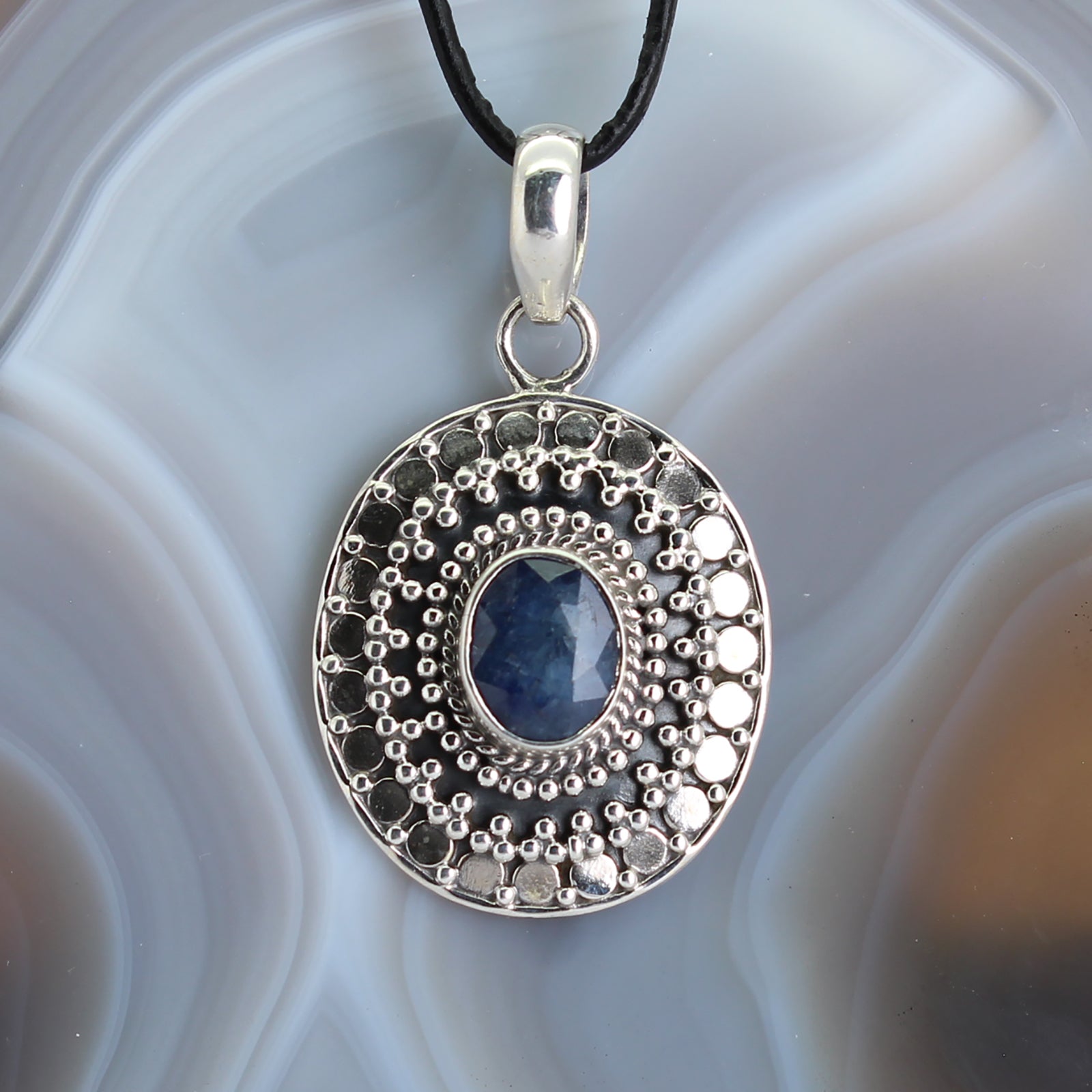Saphir Anhänger Kettenanhänger facettiert 925er Silber Schmuck Halskettenanhänger Kettenschmuck Stein Trommelstein Anhänger Rohstein Rohstück Heilstein Edelstein Schmuckanhänger Silberschmuck Schmuckstein Halsschmuck Schmuck Schutzstein Naturstein Lochstein Glücksstein