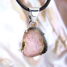 Wassermelonen Turmalin Anhänger Kettenanhänger Krappenfassung 925 Silber Halskettenanhänger Kettenschmuck Stein Trommelstein Spitze Rohstück Edelstein Heilstein Lochstein Schmuck Naturstein Halsschmuck Silberschmuck Dekostein Dekostück Collier Halskette Schmuckstein Schmuckanhänger Schutzstein Glücksstein Turmalinkristall Turmalinscheibe