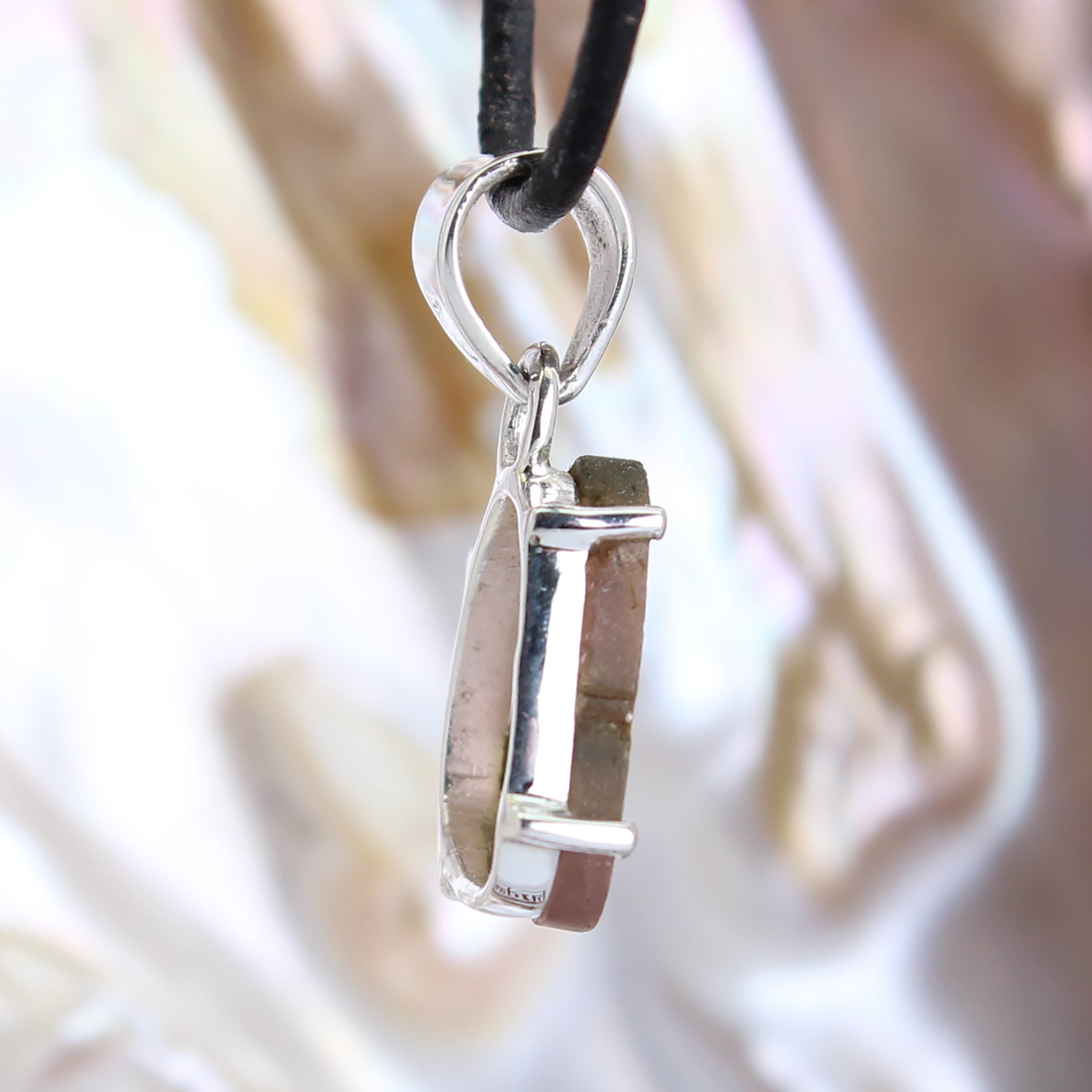 Wassermelonen Turmalin Anhänger Kettenanhänger Krappenfassung 925 Silber Halskettenanhänger Kettenschmuck Stein Trommelstein Spitze Rohstück Edelstein Heilstein Lochstein Schmuck Naturstein Halsschmuck Silberschmuck Dekostein Dekostück Collier Halskette Schmuckstein Schmuckanhänger Schutzstein Glücksstein Turmalinkristall Turmalinscheibe