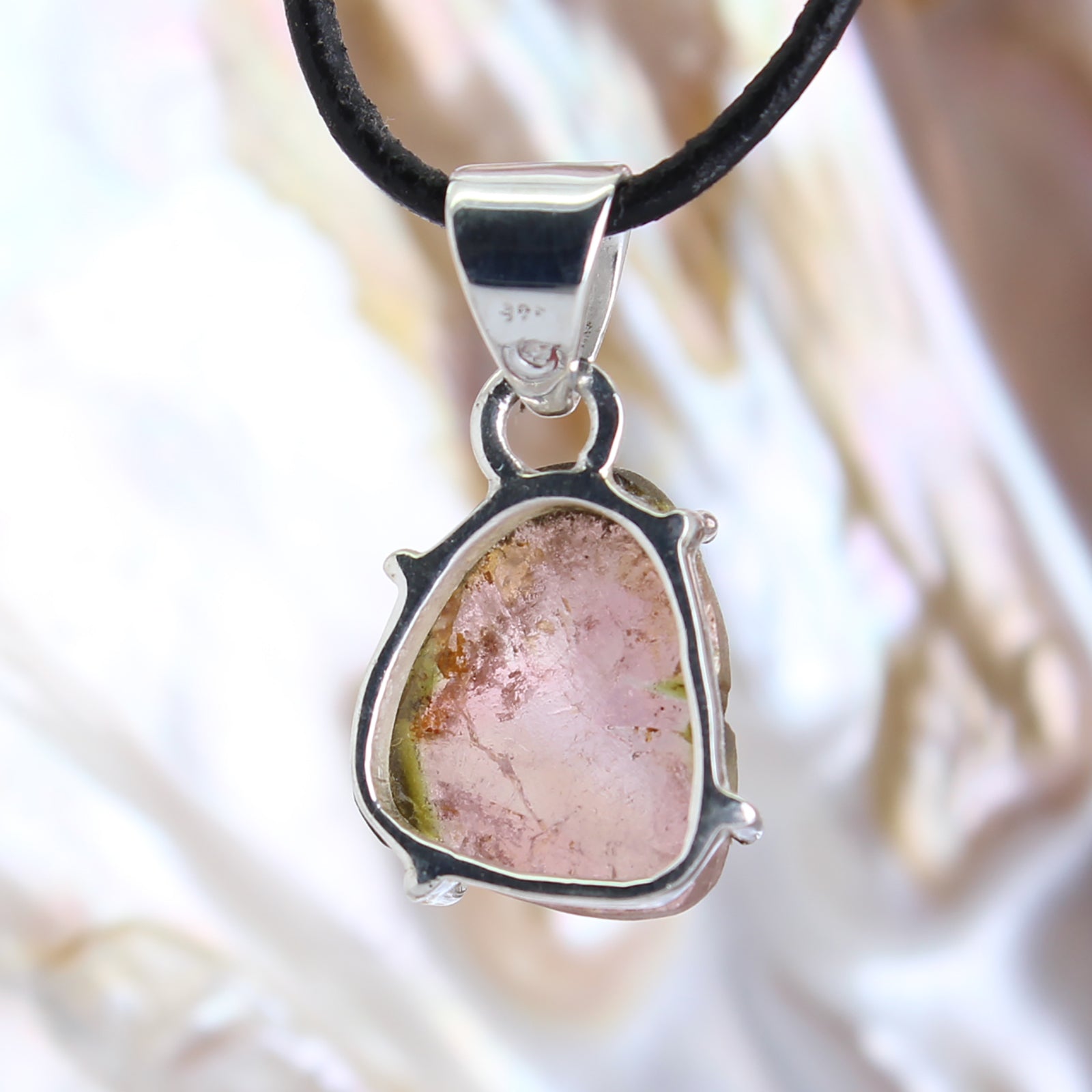 Wassermelonen Turmalin Anhänger Kettenanhänger Krappenfassung 925 Silber Halskettenanhänger Kettenschmuck Stein Trommelstein Spitze Rohstück Edelstein Heilstein Lochstein Schmuck Naturstein Halsschmuck Silberschmuck Dekostein Dekostück Collier Halskette Schmuckstein Schmuckanhänger Schutzstein Glücksstein Turmalinkristall Turmalinscheibe