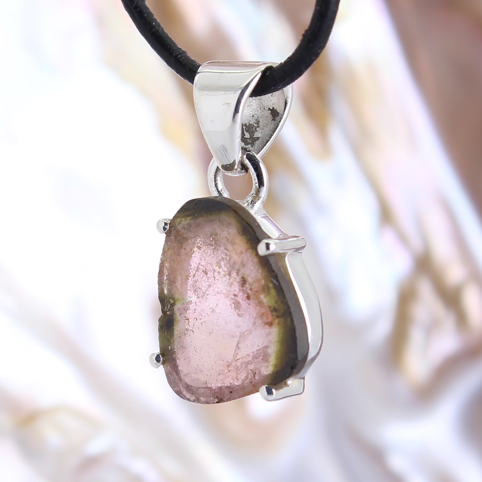 Wassermelonen Turmalin Anhänger Kettenanhänger Krappenfassung 925 Silber Halskettenanhänger Kettenschmuck Stein Trommelstein Spitze Rohstück Edelstein Heilstein Lochstein Schmuck Naturstein Halsschmuck Silberschmuck Dekostein Dekostück Collier Halskette Schmuckstein Schmuckanhänger Schutzstein Glücksstein Turmalinkristall Turmalinscheibe