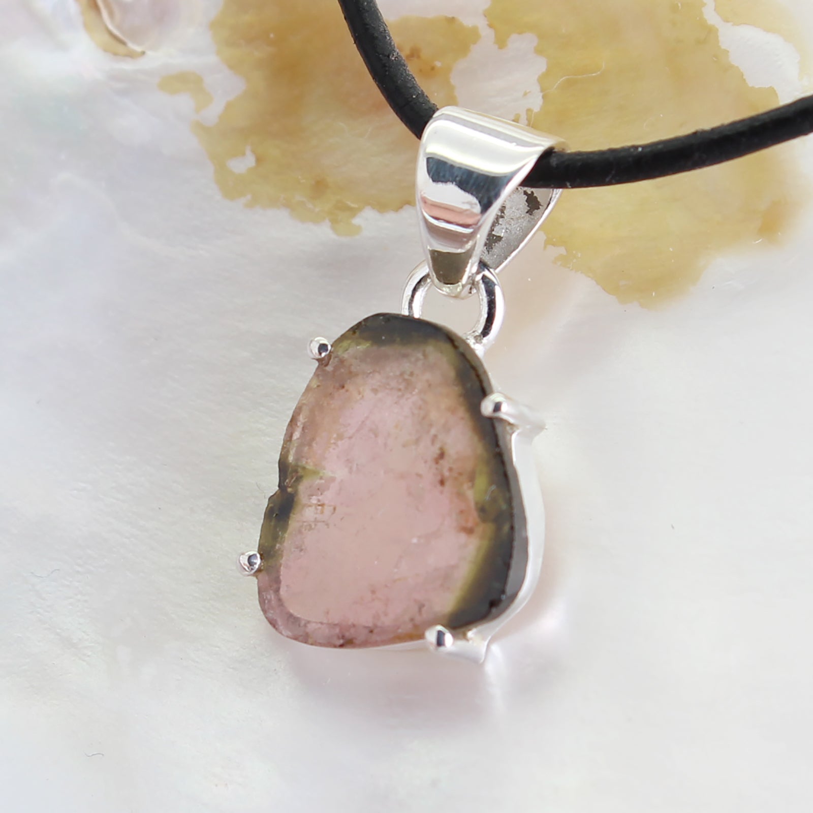 Wassermelonen Turmalin Anhänger Kettenanhänger Krappenfassung 925 Silber Halskettenanhänger Kettenschmuck Stein Trommelstein Spitze Rohstück Edelstein Heilstein Lochstein Schmuck Naturstein Halsschmuck Silberschmuck Dekostein Dekostück Collier Halskette Schmuckstein Schmuckanhänger Schutzstein Glücksstein Turmalinkristall Turmalinscheibe