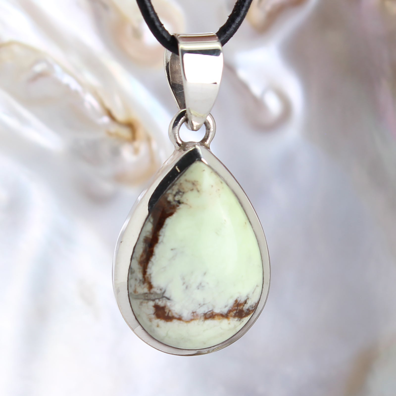 Zitronenmagnesit Anhänger Kettenanhänger 925er Silber Schmuck Halskettenanhänger Kettenschmuck Stein Trommelstein Rohstein Rohstück Edelstein Heilstein Lochstein Schmuck Naturstein Halsschmuck Silberschmuck Dekostein Dekostück Collier Halskette Schmuckstein Schmuckanhänger Glücksstein Schutzstein