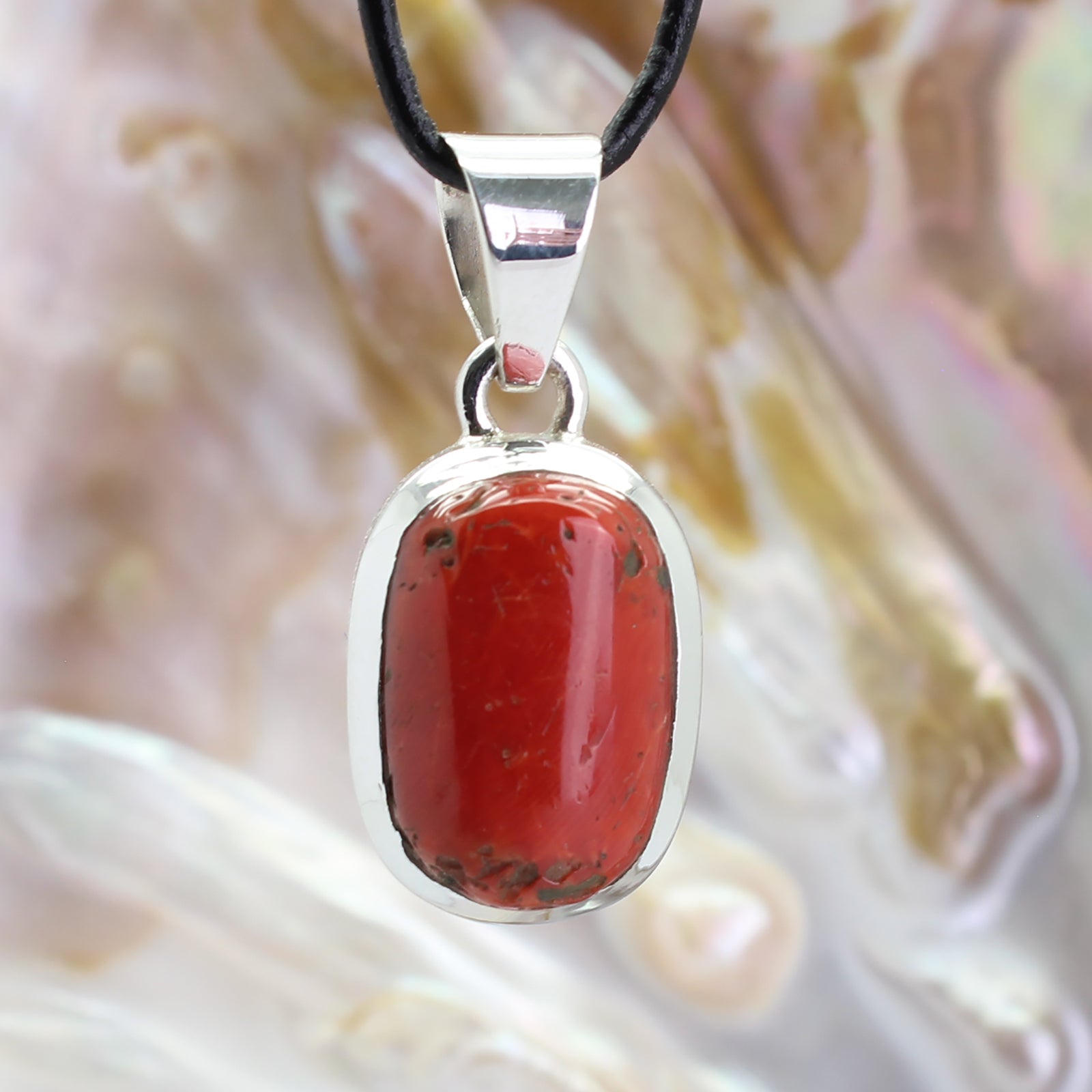 roter Koralle Anhänger Kettenanhänger 925er Silber Schmuck Halskettenanhänger Kettenschmuck Stein Trommelstein Rohstein Rohstück Edelstein Heilstein Lochstein Schmuck Naturstein Halsschmuck Silberschmuck Dekostein Dekostück Collier Halskette Schmuckstein Schmuckanhänger Glücksstein Schutzstein