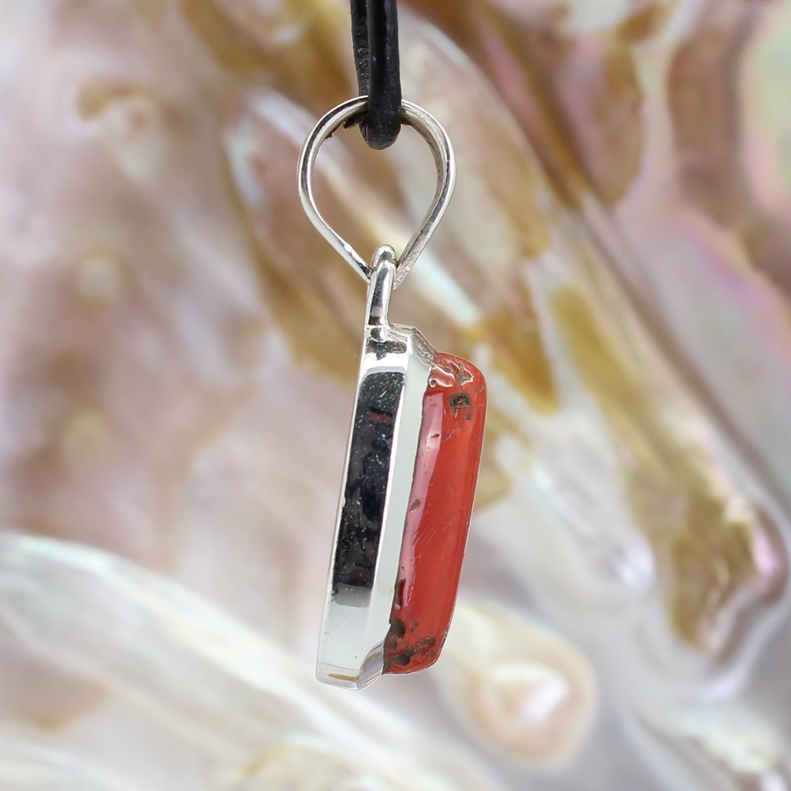roter Koralle Anhänger Kettenanhänger 925er Silber Schmuck Halskettenanhänger Kettenschmuck Stein Trommelstein Rohstein Rohstück Edelstein Heilstein Lochstein Schmuck Naturstein Halsschmuck Silberschmuck Dekostein Dekostück Collier Halskette Schmuckstein Schmuckanhänger Glücksstein Schutzstein