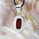 roter Koralle Anhänger Kettenanhänger 925er Silber Schmuck Halskettenanhänger Kettenschmuck Stein Trommelstein Rohstein Rohstück Edelstein Heilstein Lochstein Schmuck Naturstein Halsschmuck Silberschmuck Dekostein Dekostück Collier Halskette Schmuckstein Schmuckanhänger Glücksstein Schutzstein