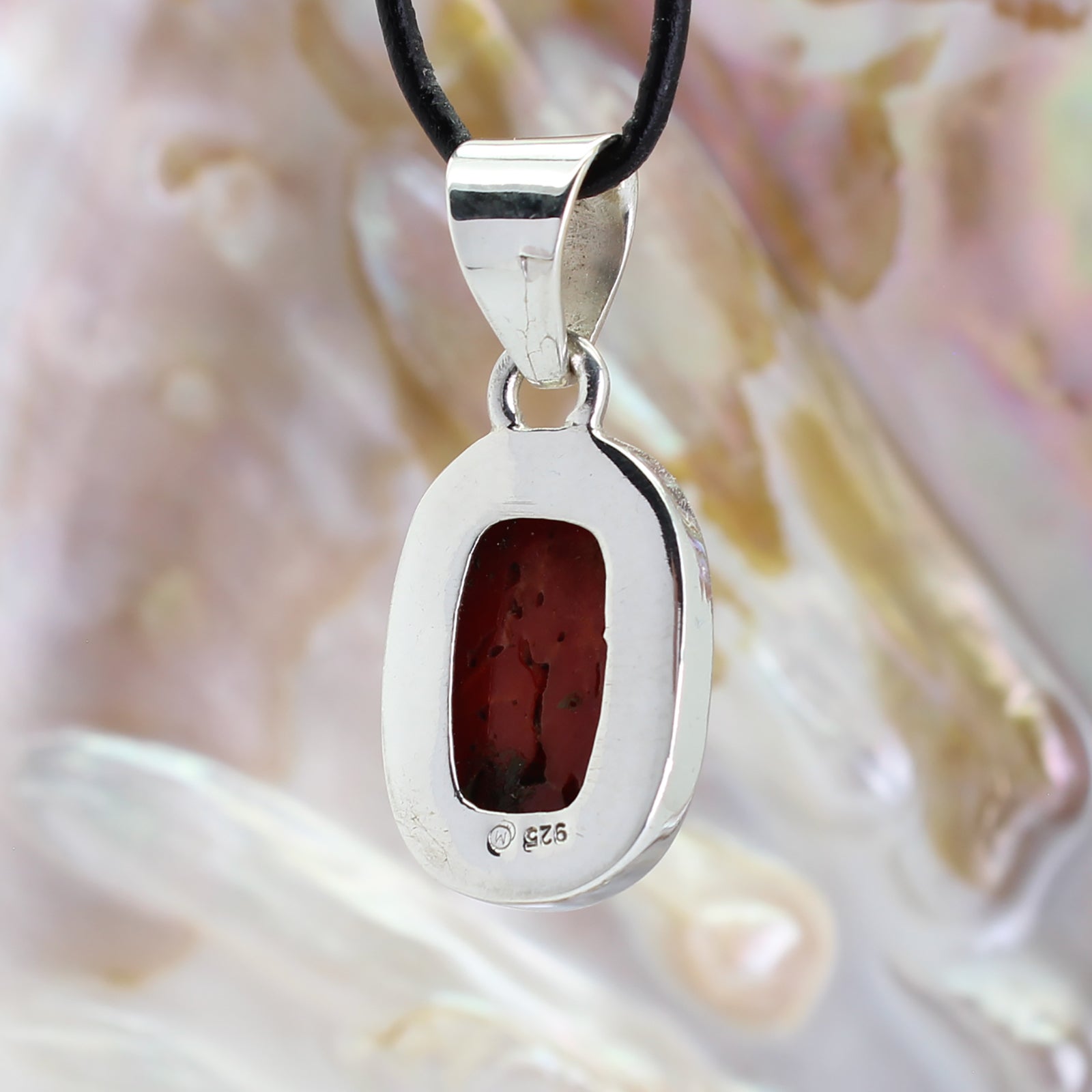 roter Koralle Anhänger Kettenanhänger 925er Silber Schmuck Halskettenanhänger Kettenschmuck Stein Trommelstein Rohstein Rohstück Edelstein Heilstein Lochstein Schmuck Naturstein Halsschmuck Silberschmuck Dekostein Dekostück Collier Halskette Schmuckstein Schmuckanhänger Glücksstein Schutzstein