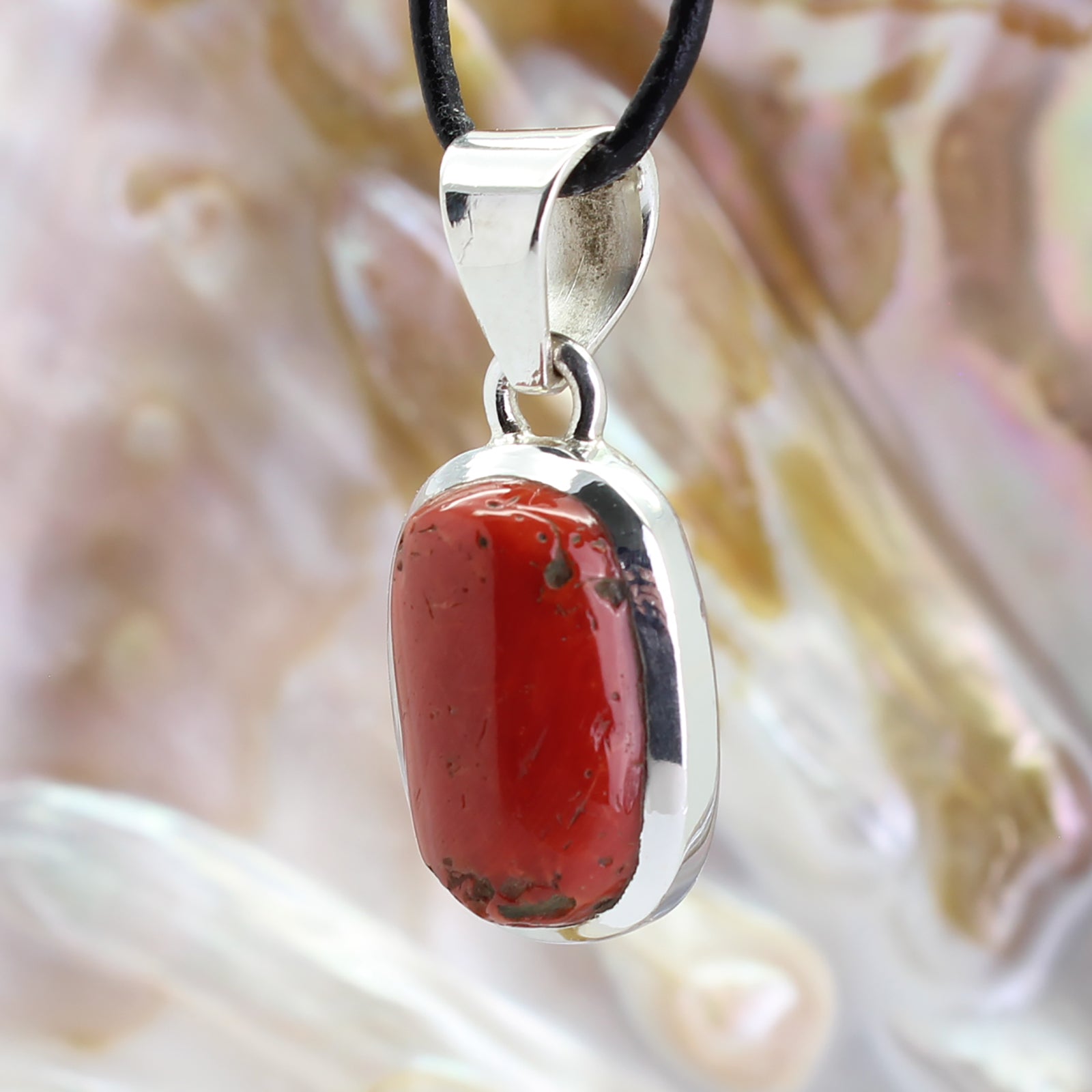 roter Koralle Anhänger Kettenanhänger 925er Silber Schmuck Halskettenanhänger Kettenschmuck Stein Trommelstein Rohstein Rohstück Edelstein Heilstein Lochstein Schmuck Naturstein Halsschmuck Silberschmuck Dekostein Dekostück Collier Halskette Schmuckstein Schmuckanhänger Glücksstein Schutzstein
