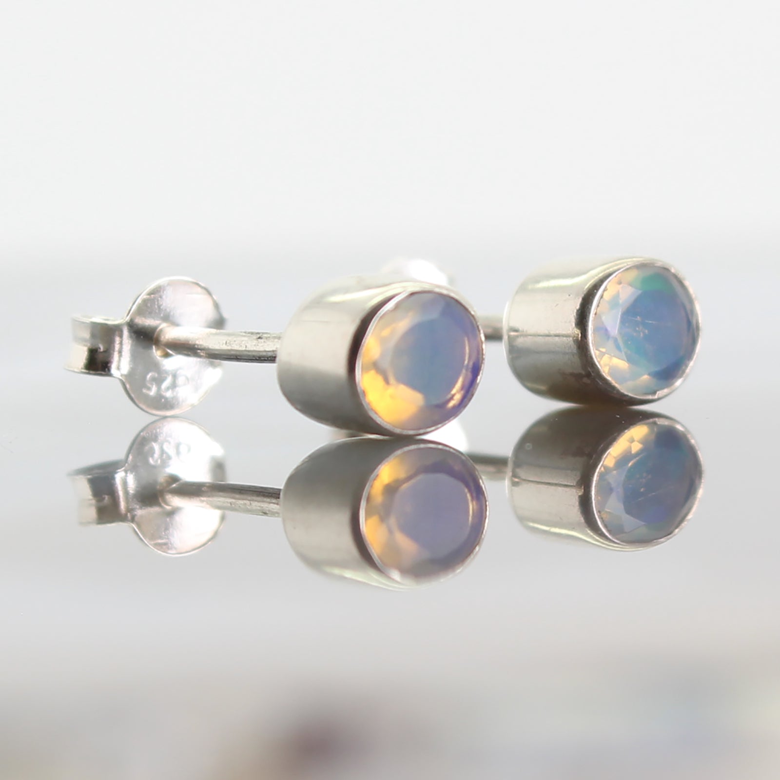 Edelopal Ohrstecker facettiert 925er Silber Ohrringe Stecker Ohrhänger Ohrschmuck Stein Trommelstein Anhänger Rohstein Rohstück Silber Schmuck Hänger Perlen Edelstein Heilstein Schmuckstein Glücksstein Schutzstein Dekostein