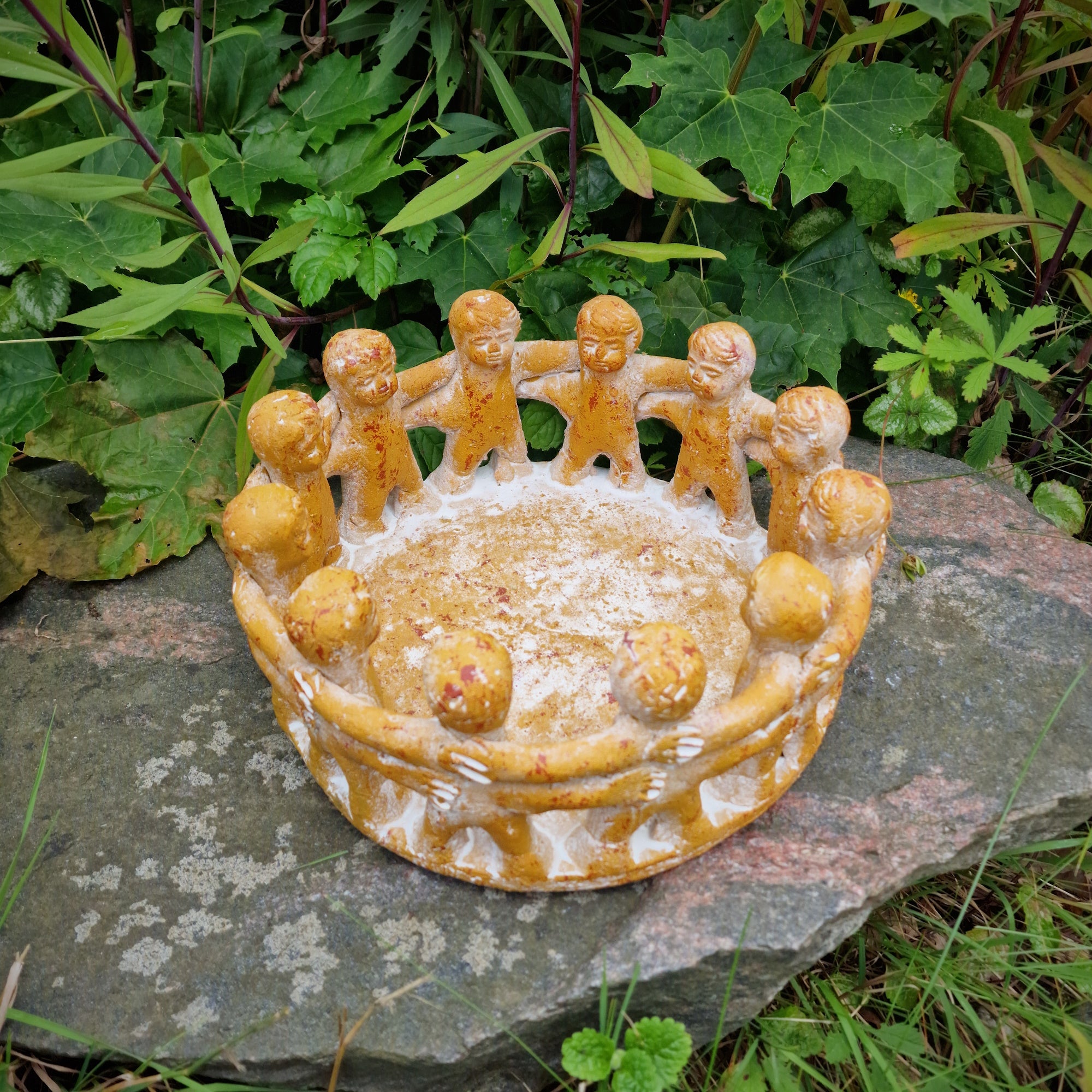 Freundeskreis gelb – 12 Tonfiguren im Kreis von oben