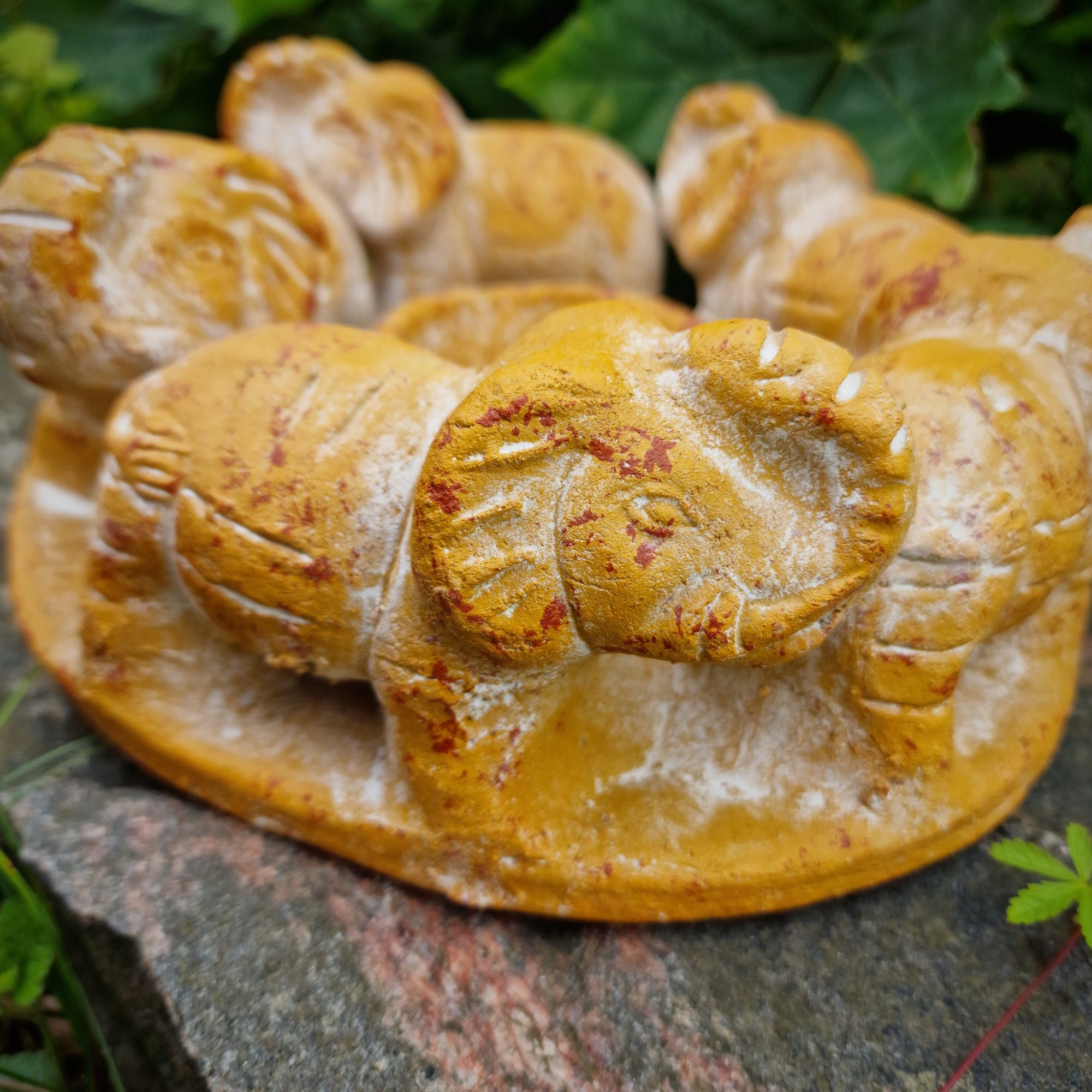Detailansicht Elefantenkreis Terrakotta gelb – 5 Figuren