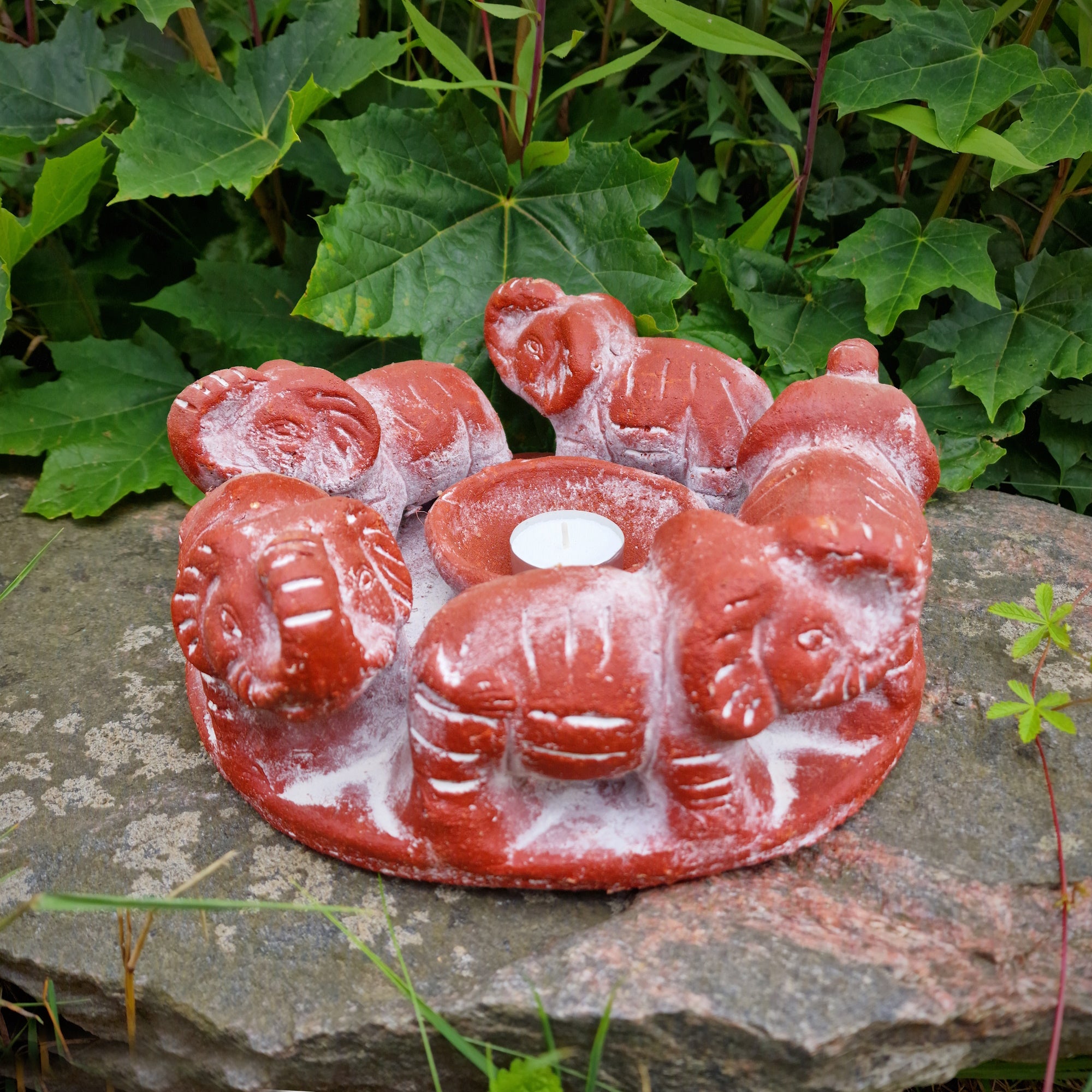Elefantenkreis rot – 5 Elefantenfiguren im Kreis von oben