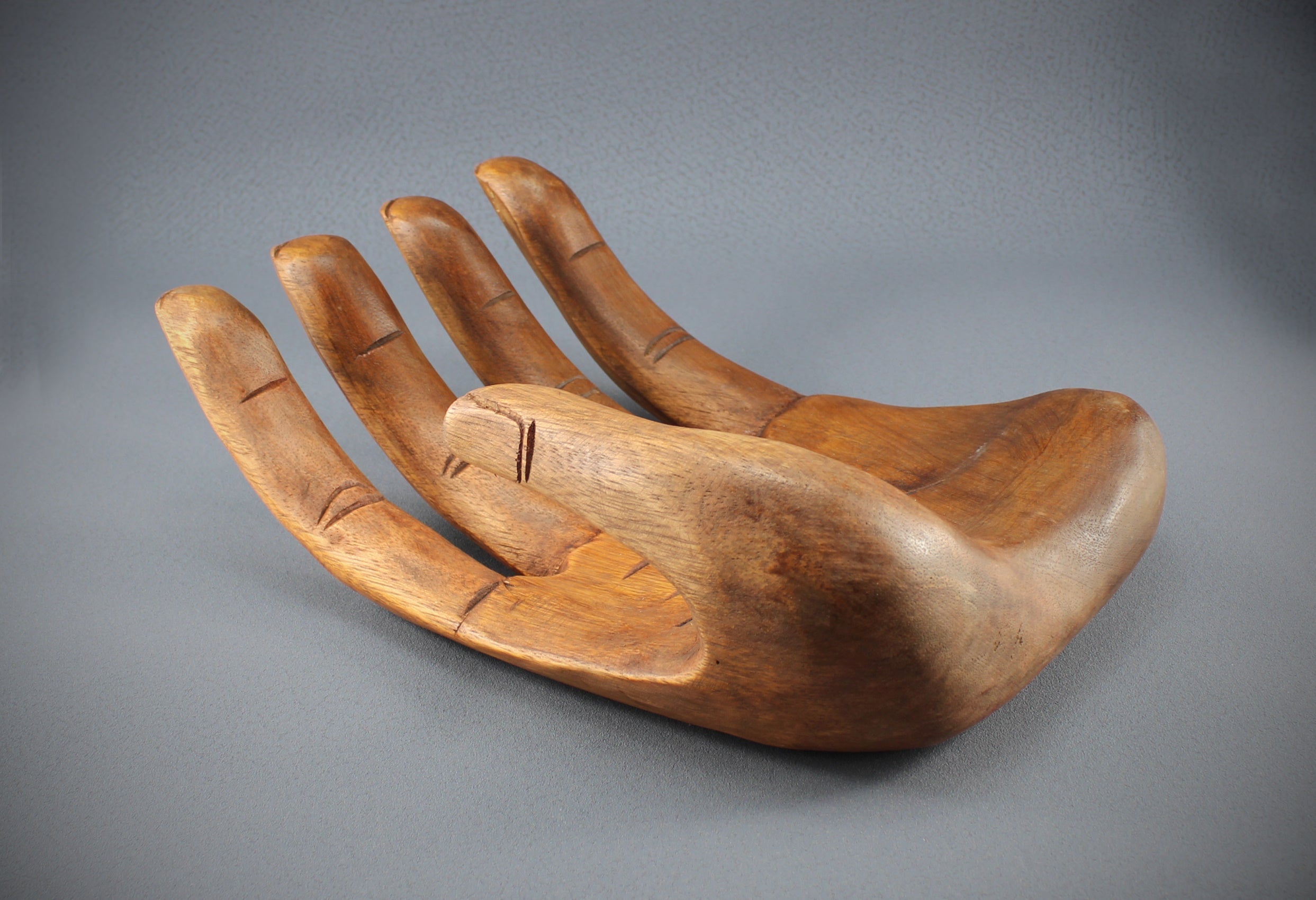Handgefertigte Dekoschale Hand aus Suar Holz Holzschale Obstschale Schüssel