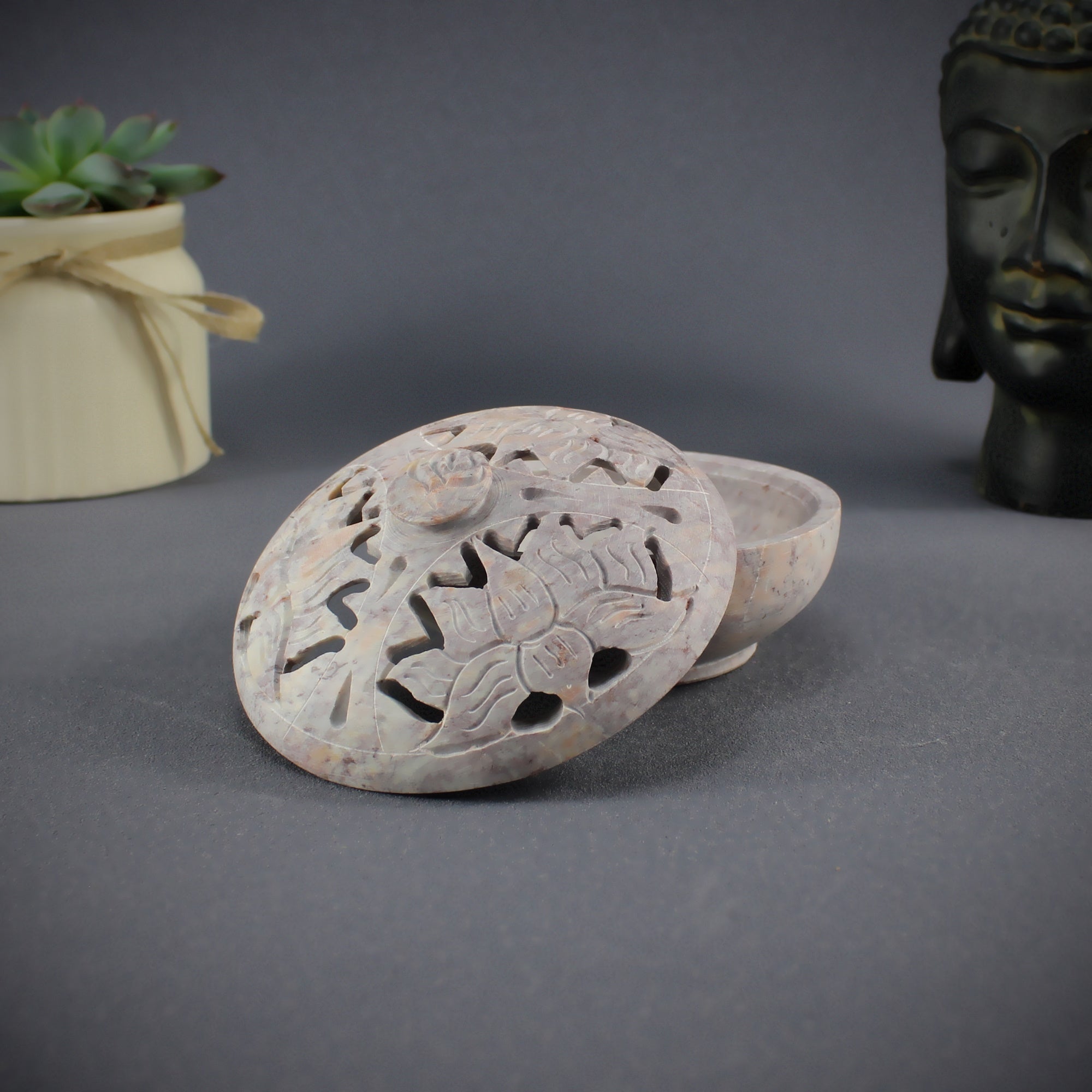 Handgefertigte Duftschale Räucherschale und Räucherstäbchenhalter in einem aus Speckstein mit Lotusgravur