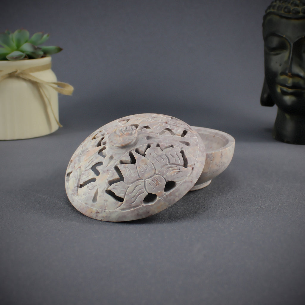 Handgefertigte Duftschale Räucherschale und Räucherstäbchenhalter in einem aus Speckstein mit Lotusgravur