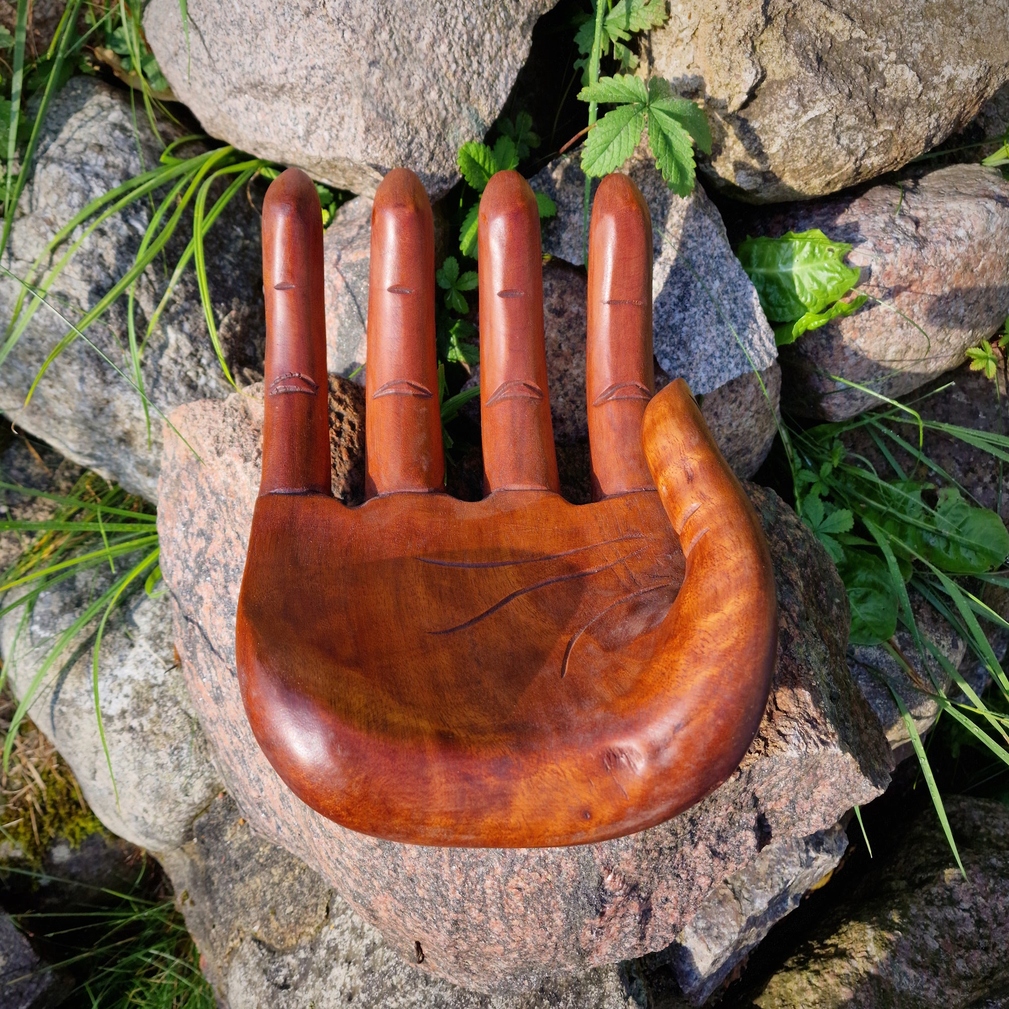 Handgefertigte Dekoschale Hand aus Suar Holz Holzschale Obstschale Schüssel