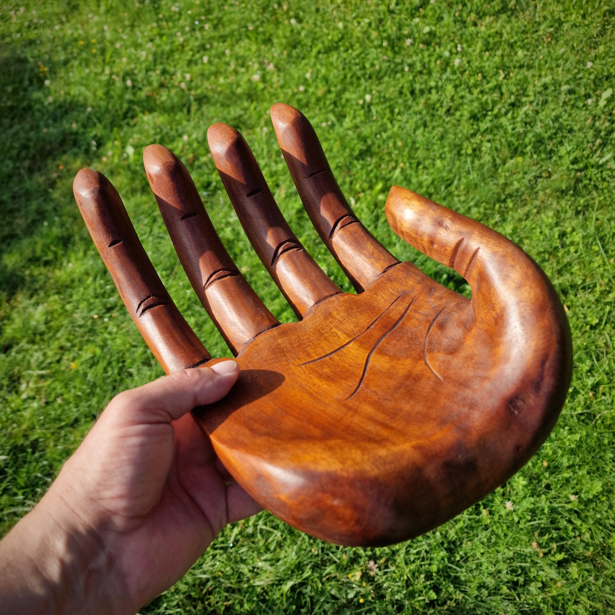 Handgefertigte Dekoschale Hand aus Suar Holz Holzschale Obstschale Schüssel
