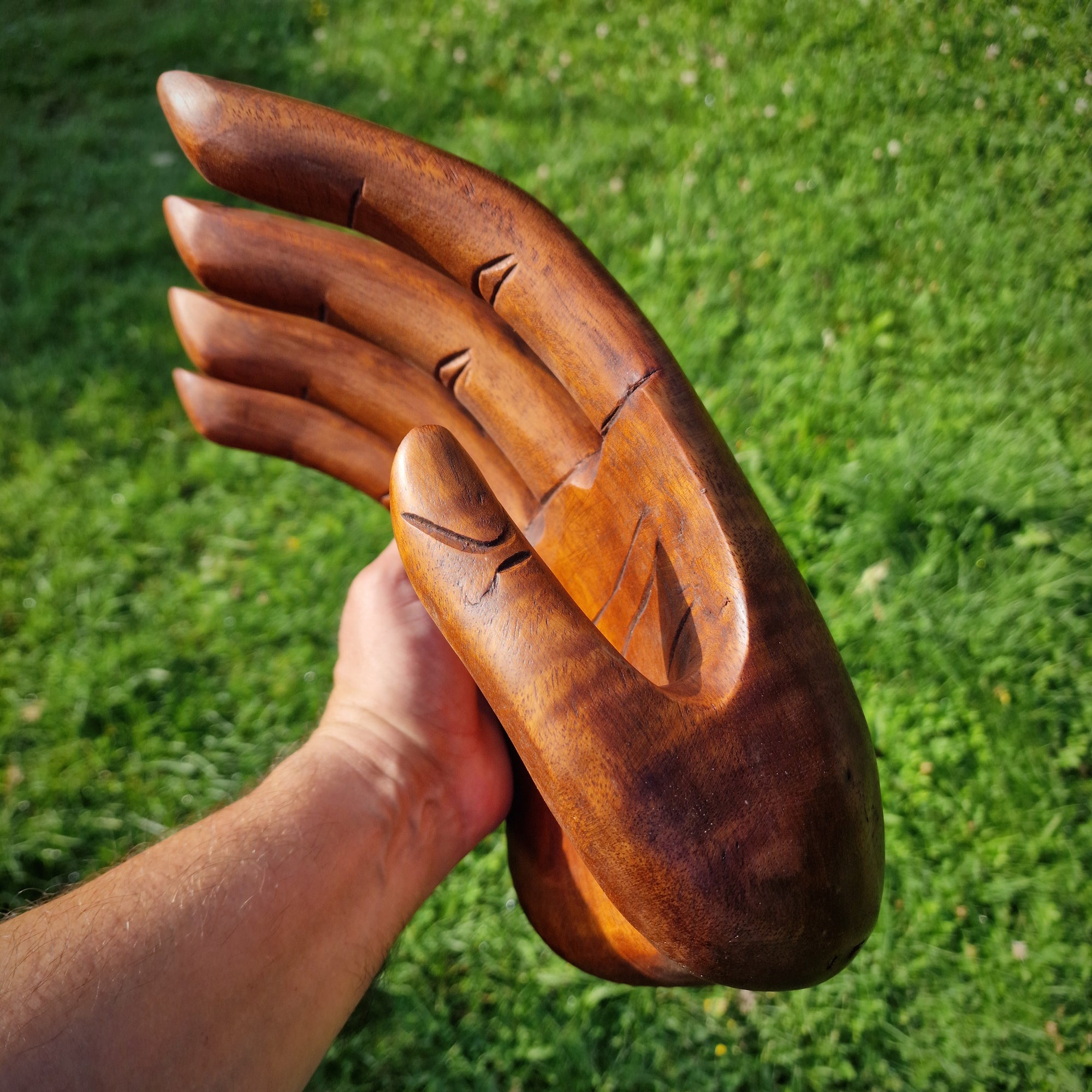 Handgefertigte Dekoschale Hand aus Suar Holz Holzschale Obstschale Schüssel